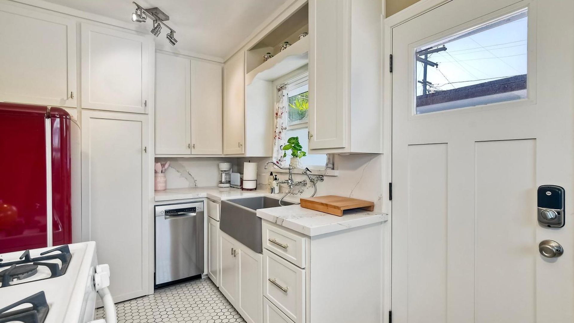 Walk To - Ev Charger - Outdoor Dining - 2br *