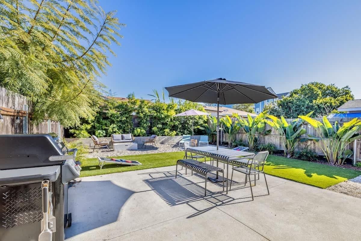 Large Backyard Holiday home