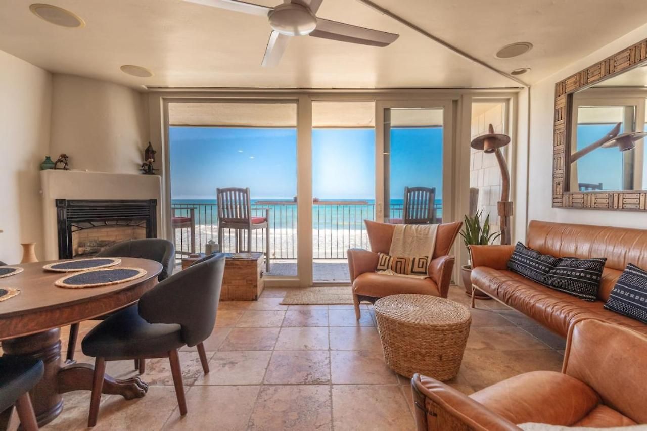 Oceanfront On Sand, Walk To Village Holiday home