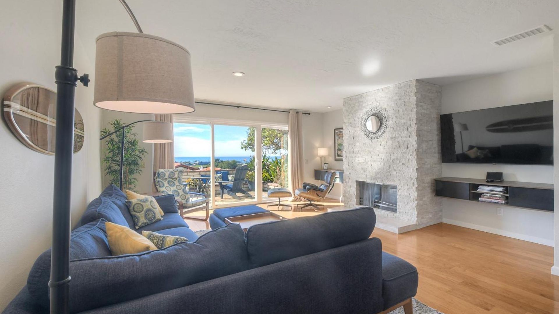 Luxury Coastal Escape | Sleeps 4 | Ocean Views + Amenities Holiday home