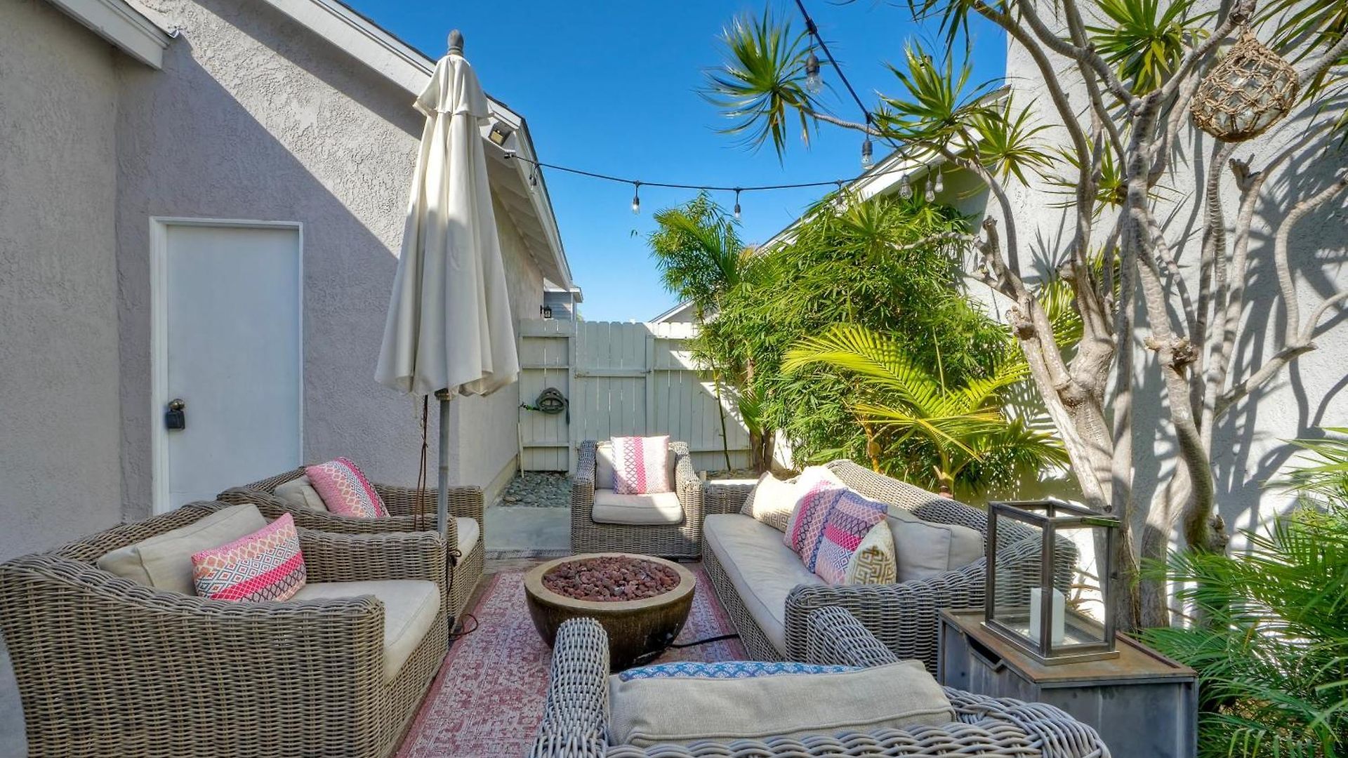 Coastal — Private Patio + Gated Pool & In Minutes To The Beach! Holiday home *
