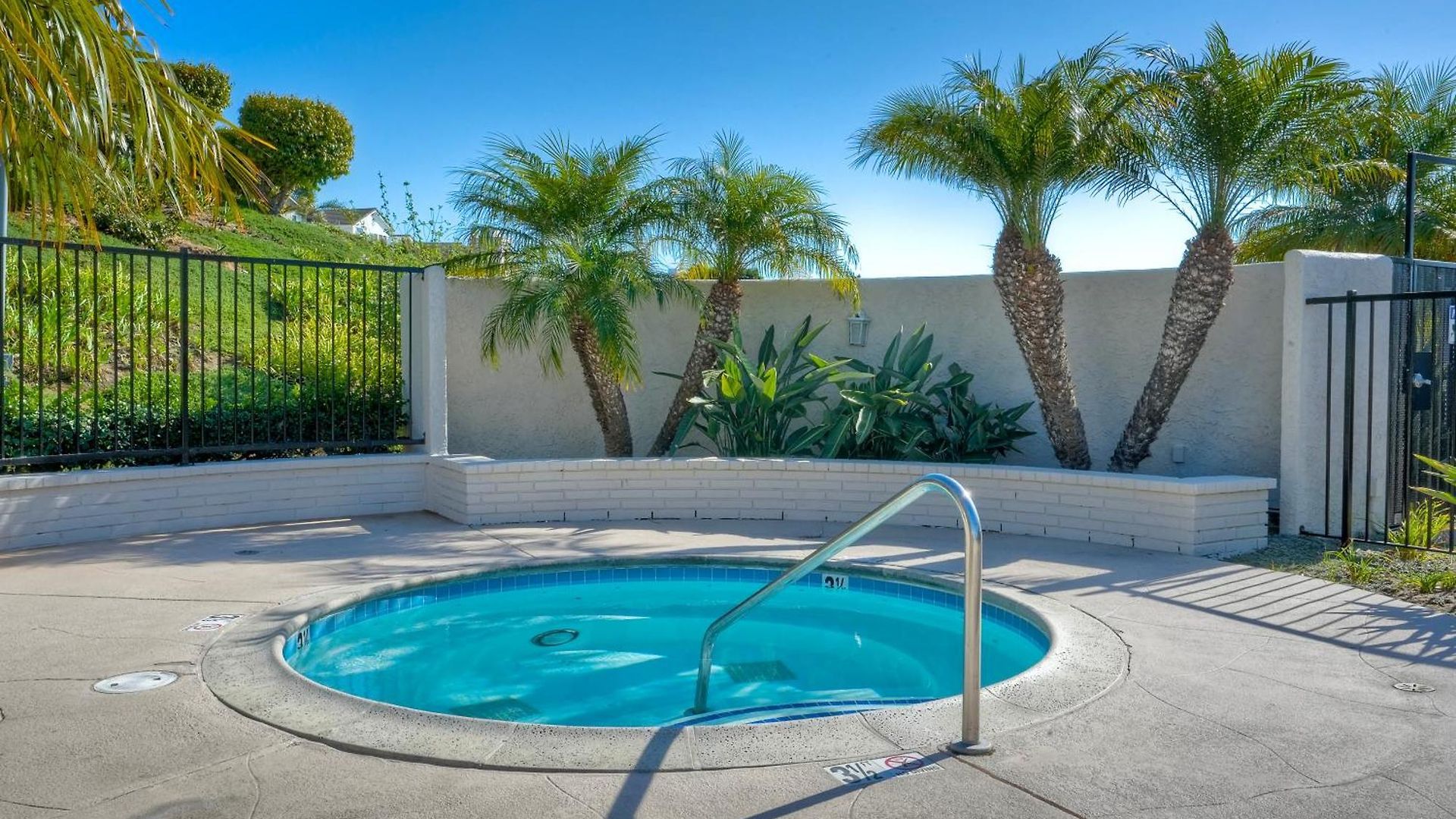Coastal — Private Patio + Gated Pool & In Minutes To The Beach! Holiday home *