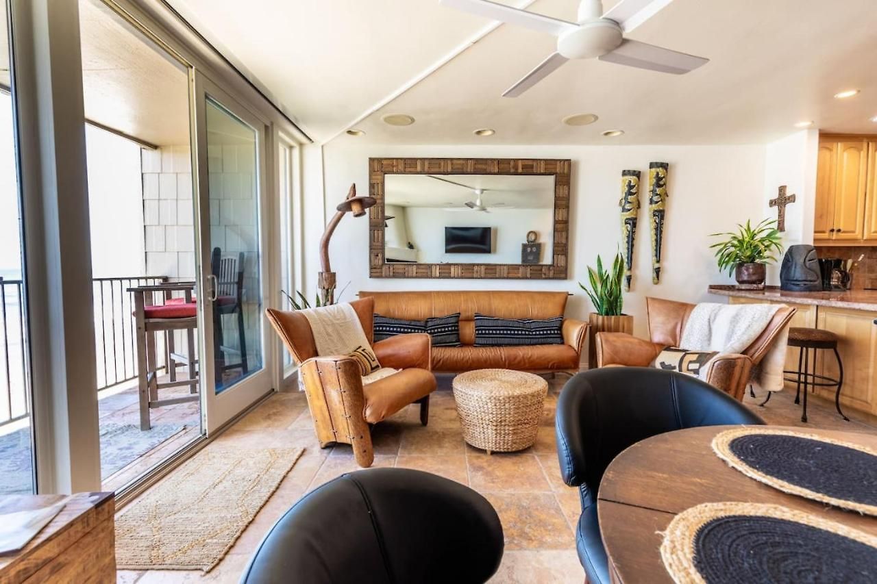 Oceanfront On Sand, Walk To Village Holiday home