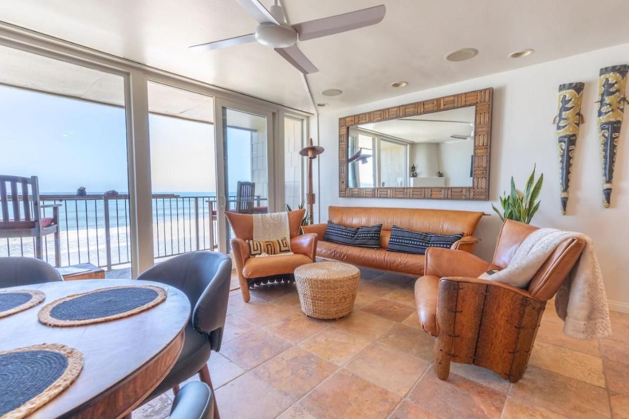 Oceanfront On Sand, Walk To Village Holiday home