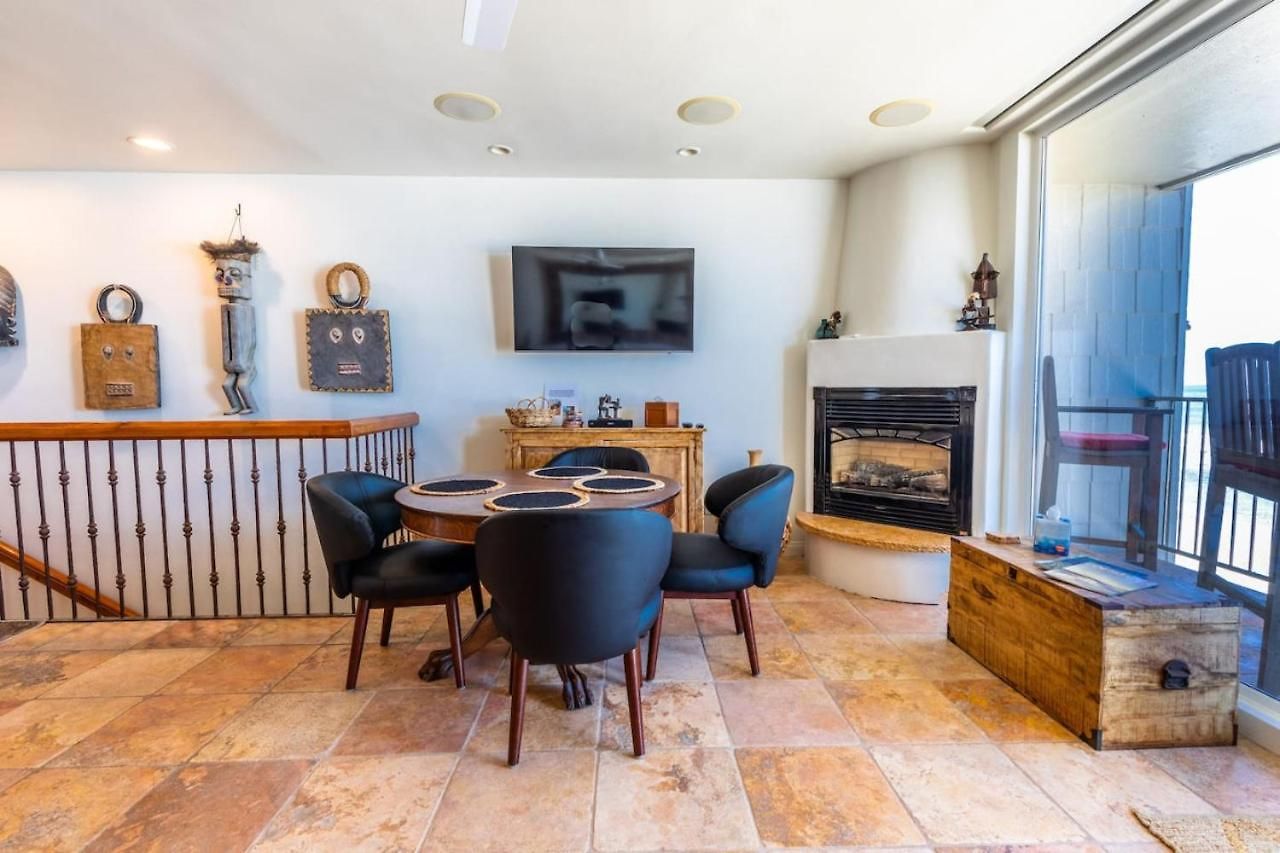 Oceanfront On Sand, Walk To Village Holiday home