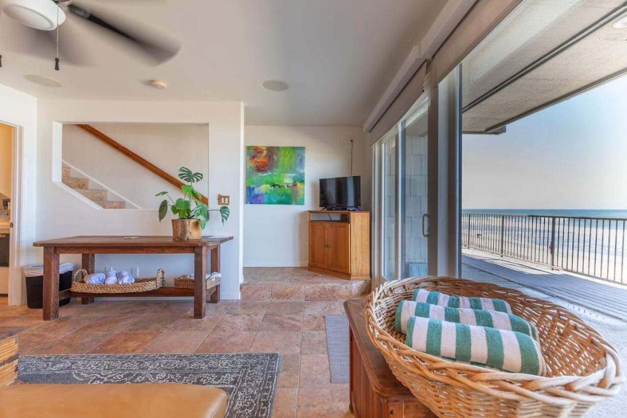 Oceanfront On Sand, Walk To Village
