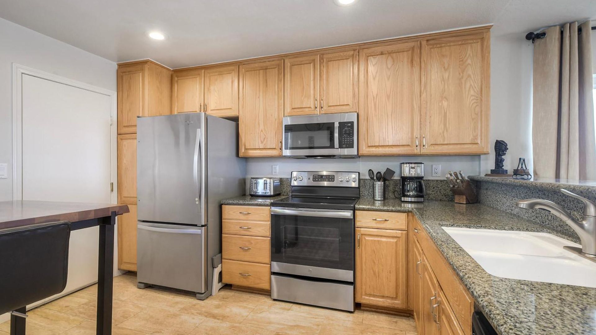 Luxury Coastal Escape | Sleeps 4 | Ocean Views + Amenities *
