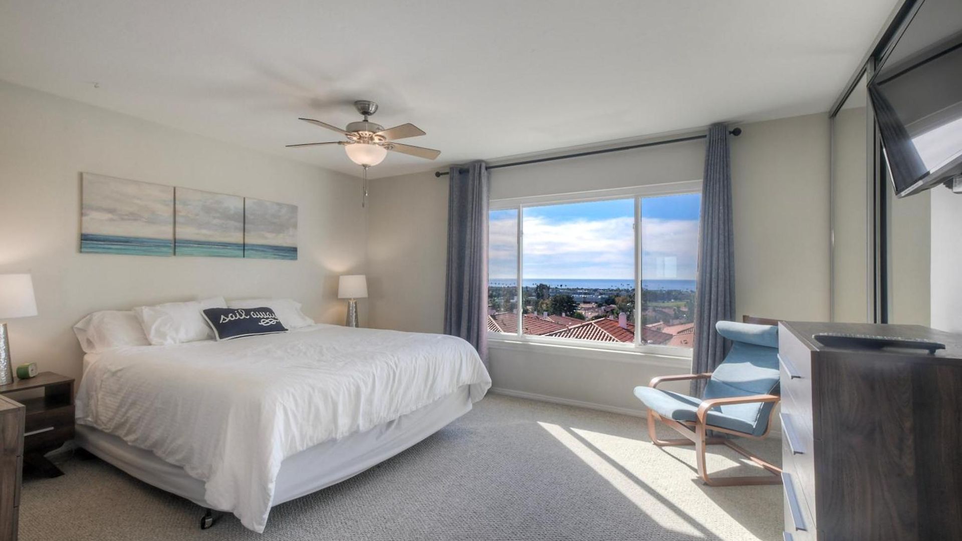 Luxury Coastal Escape | Sleeps 4 | Ocean Views + Amenities Holiday home Carlsbad