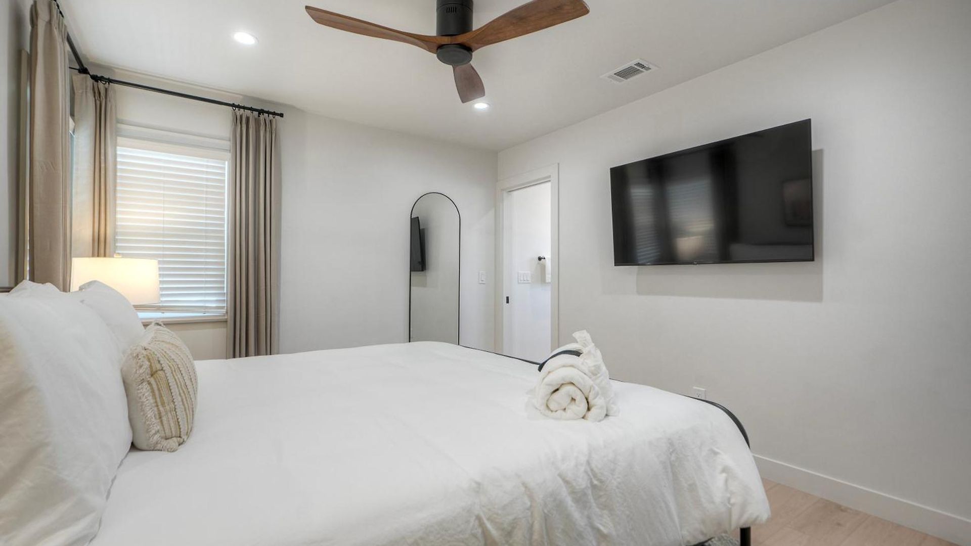 Modern Ocean-view Retreat W/ Firepit & Steps To Holiday home *