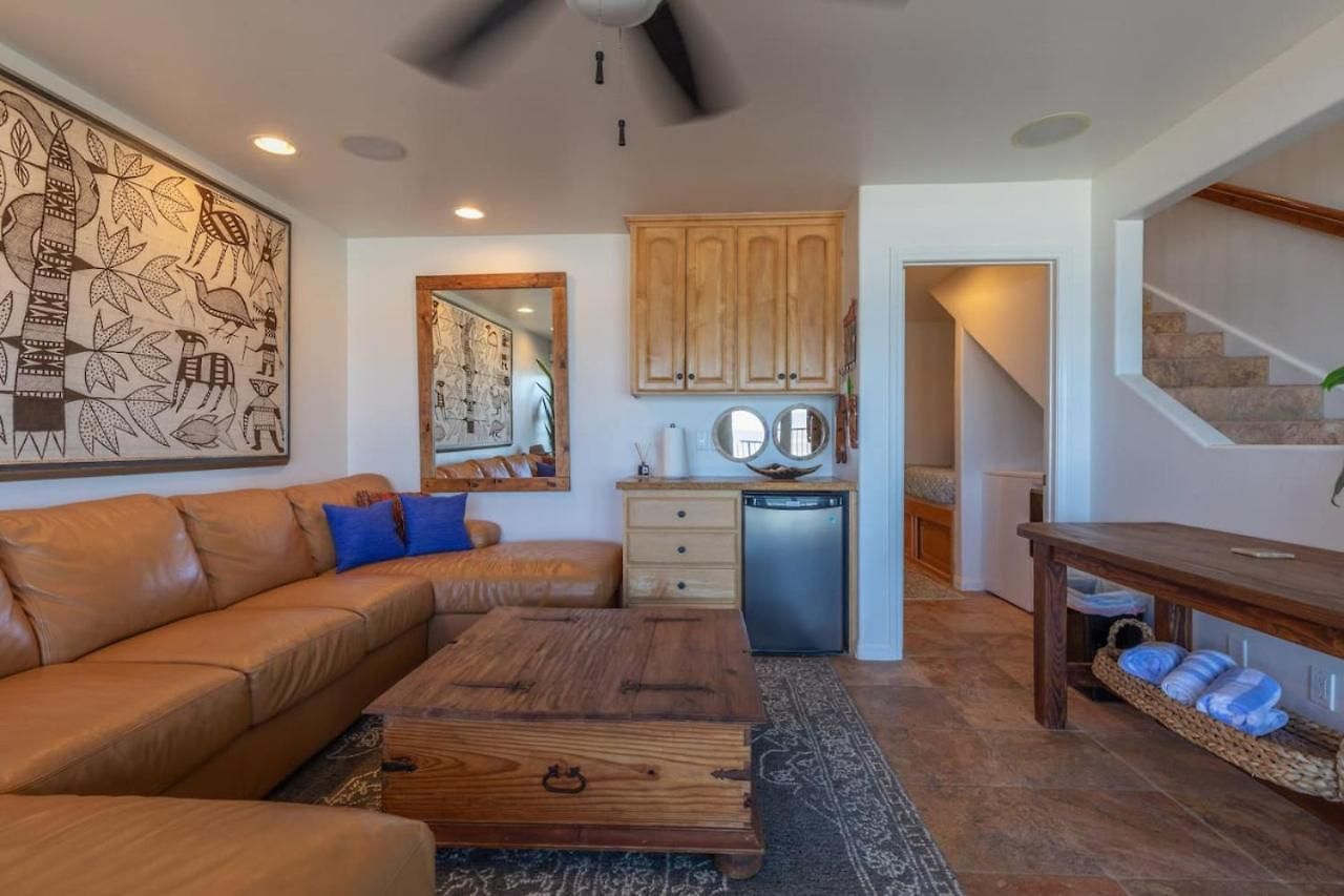 Oceanfront On Sand, Walk To Village Holiday home *