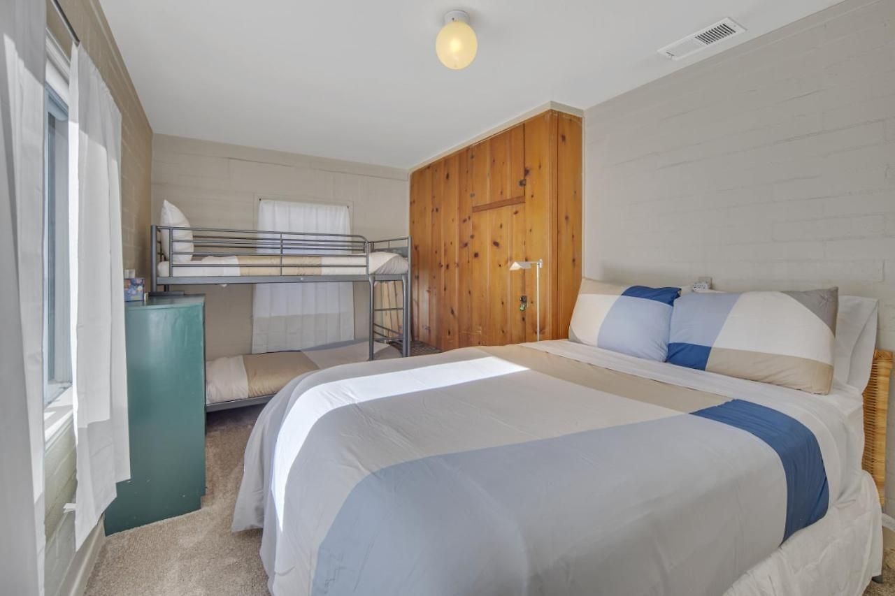 2 Blocks To Beach, Firepit, Sandbox, Bbq, Work Holiday home Carlsbad