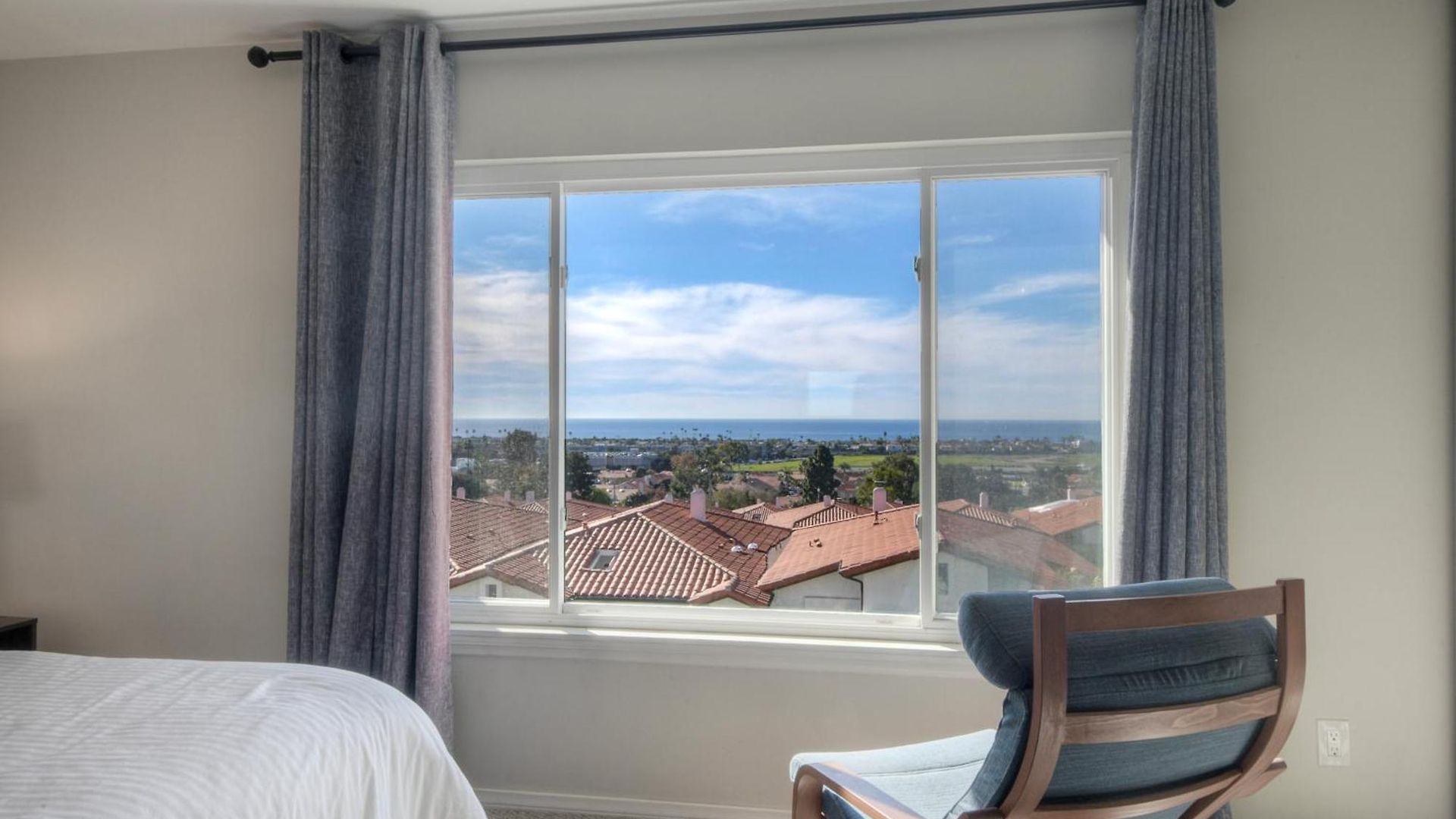 Luxury Coastal Escape | Sleeps 4 | Ocean Views + Amenities Holiday home *