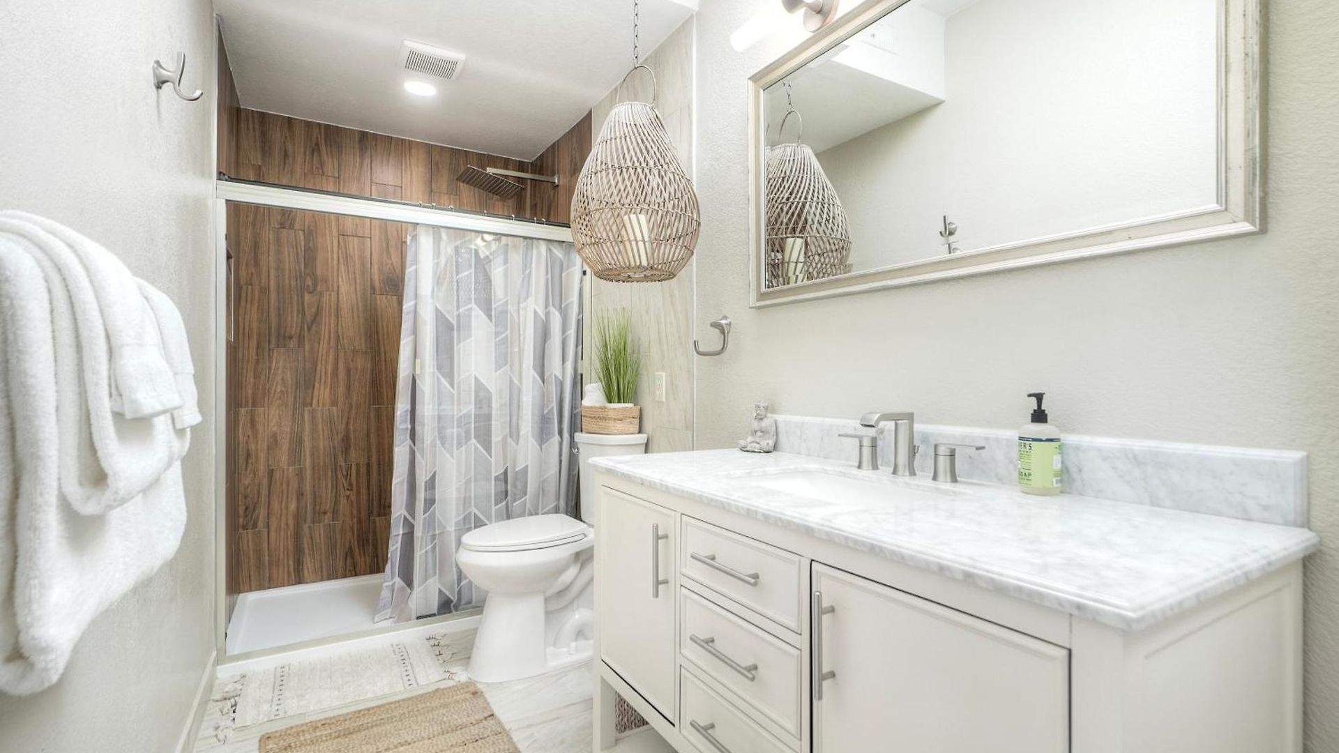 Coastal — Private Patio + Gated Pool & In Minutes To The Beach! Holiday home