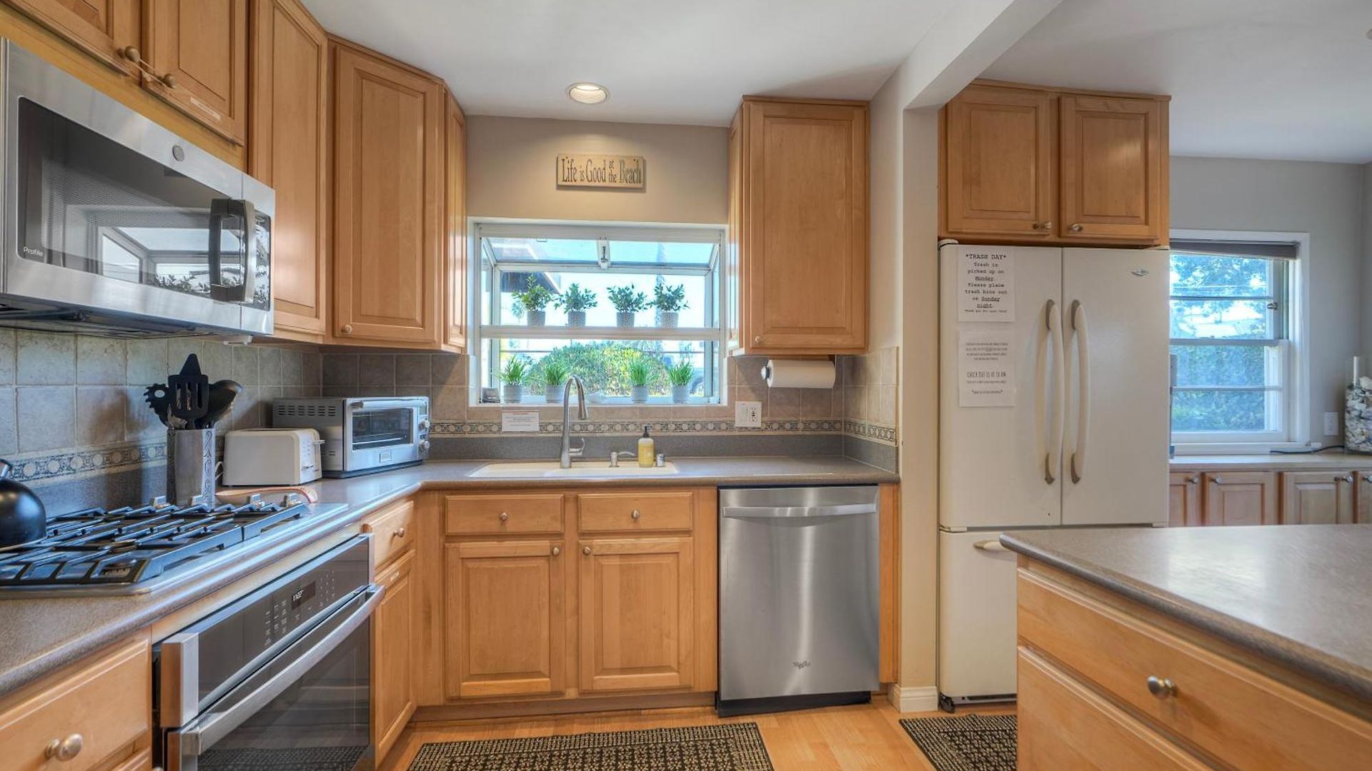 Coastal Steps From The | Walk To Village, Dog-friendly Holiday home Carlsbad