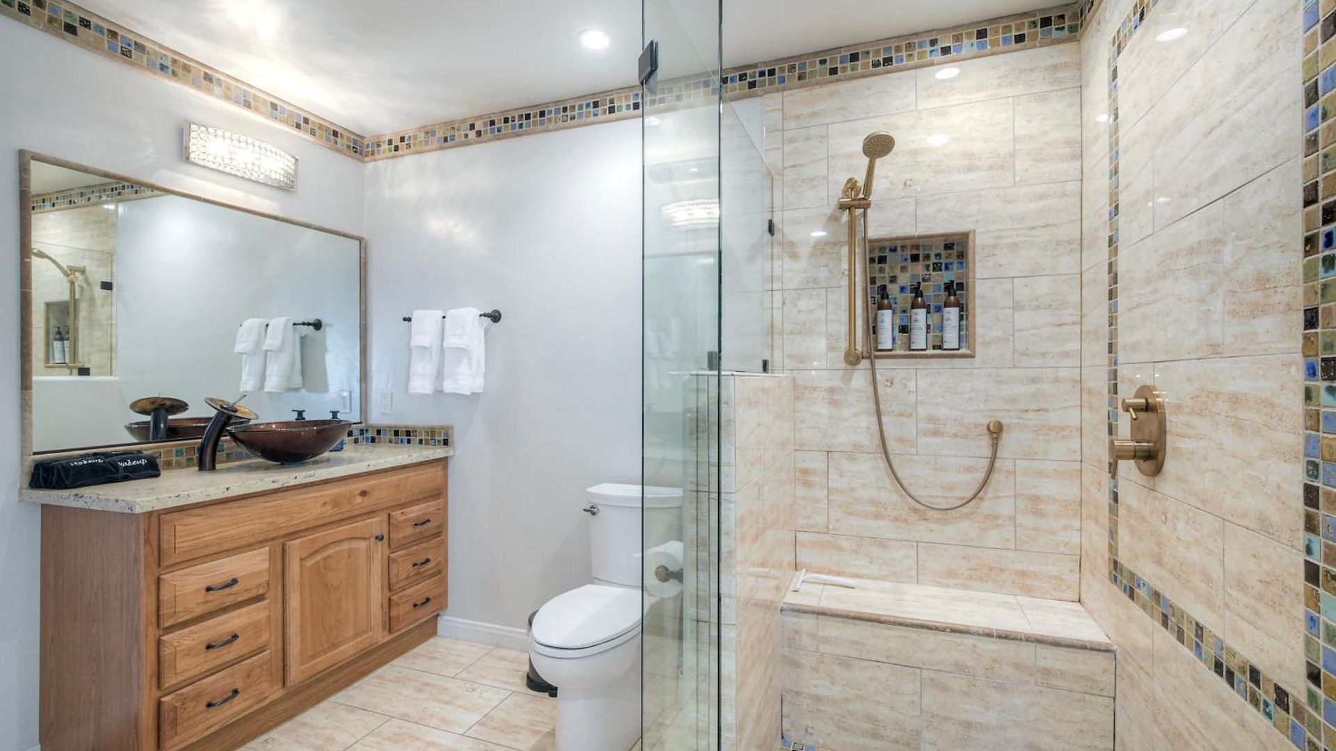 Luxury Coastal Escape | Sleeps 4 | Ocean Views + Amenities *