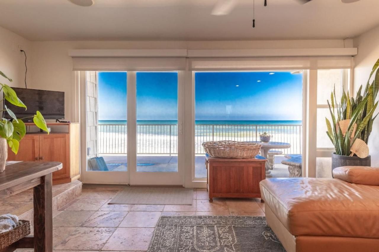 Oceanfront On Sand, Walk To Village Holiday home *