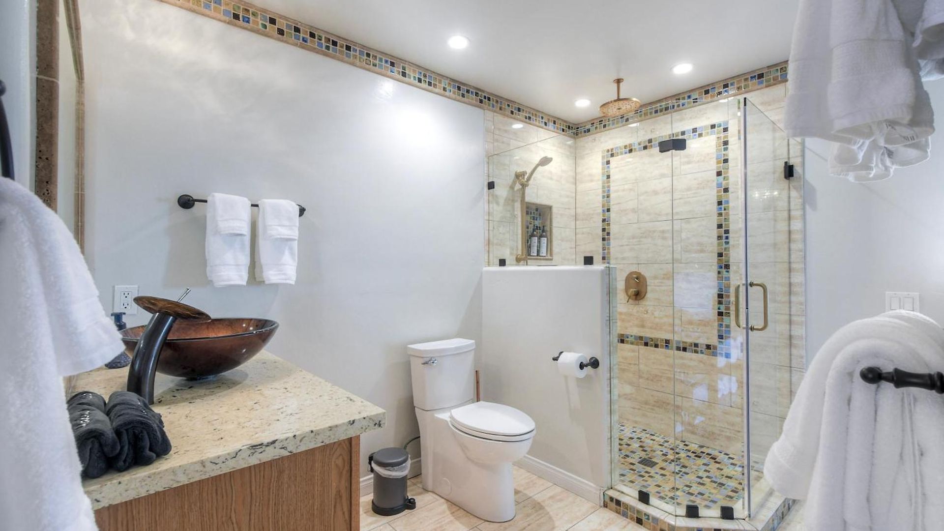 Luxury Coastal Escape | Sleeps 4 | Ocean Views + Amenities *
