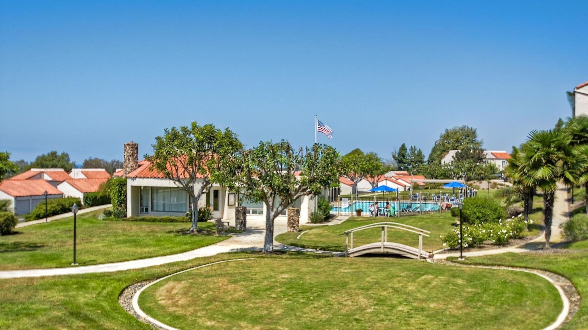 Luxury Coastal Escape | Sleeps 4 | Ocean Views + Amenities