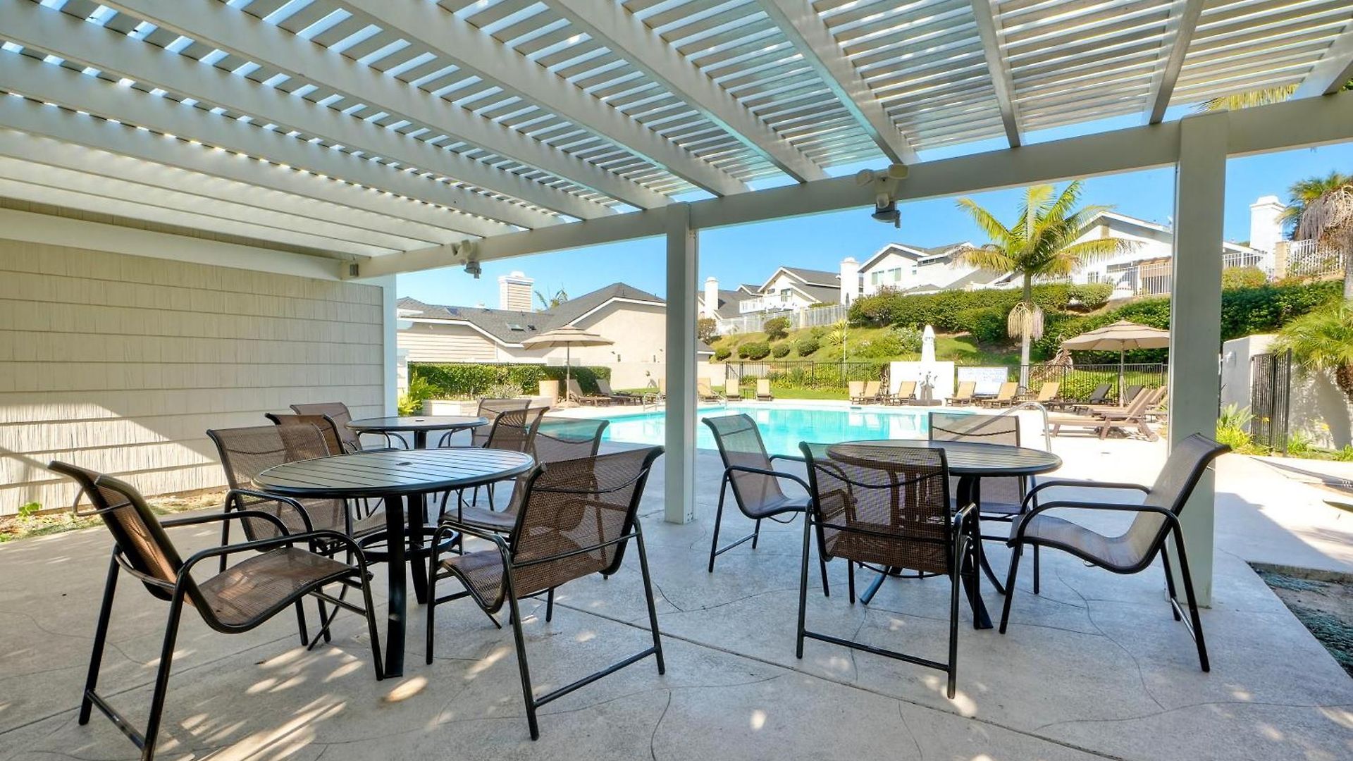 Coastal — Private Patio + Gated Pool & In Minutes To The Beach! Holiday home *