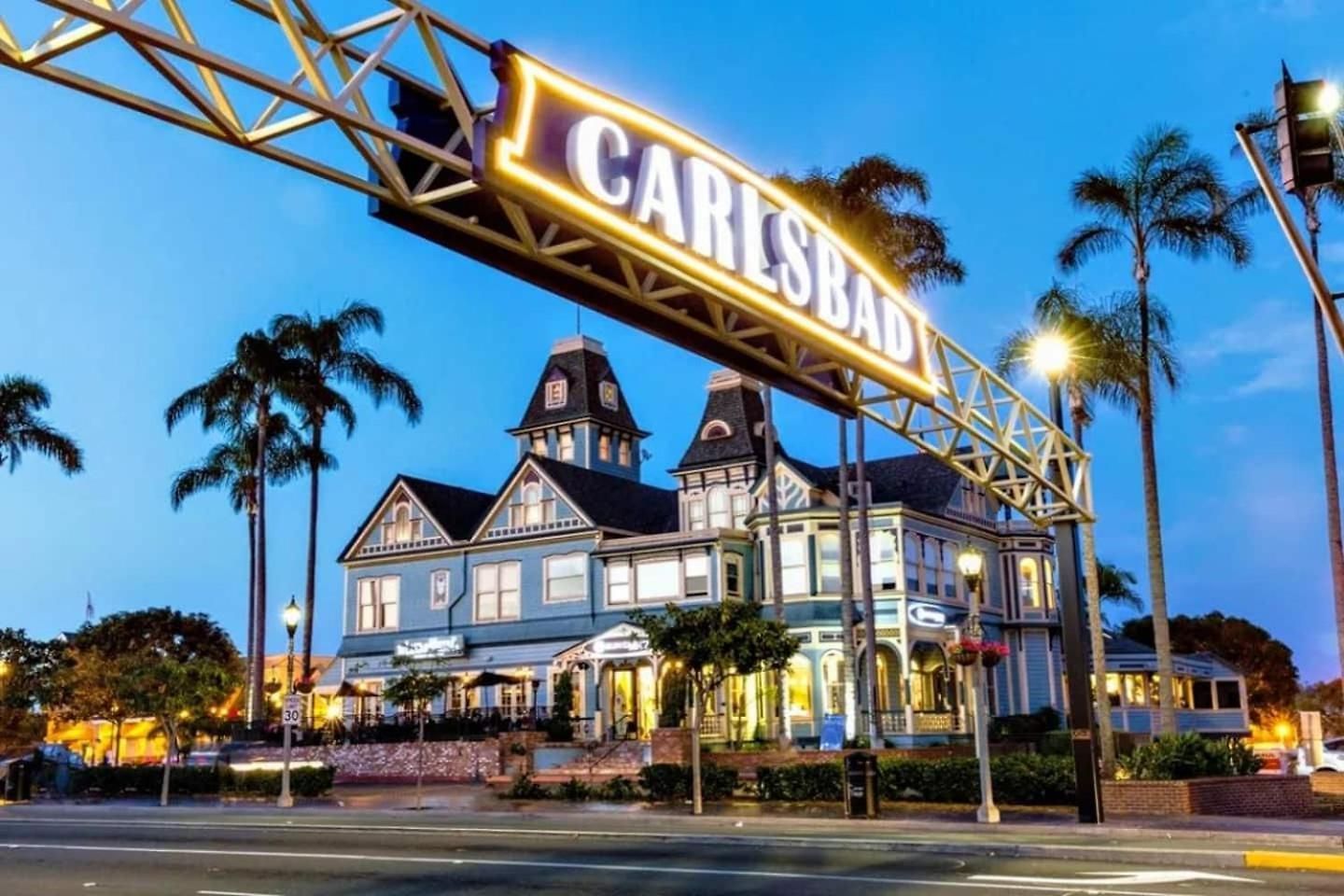 Palm Grove Luxe King, Wet & Chefs Kitchen Carlsbad