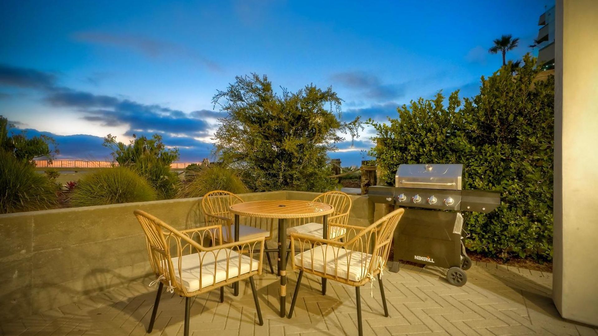 Luxury Retreat | Across The Street From | Firepit, Bbq, Ping Pong, Cornhole & *