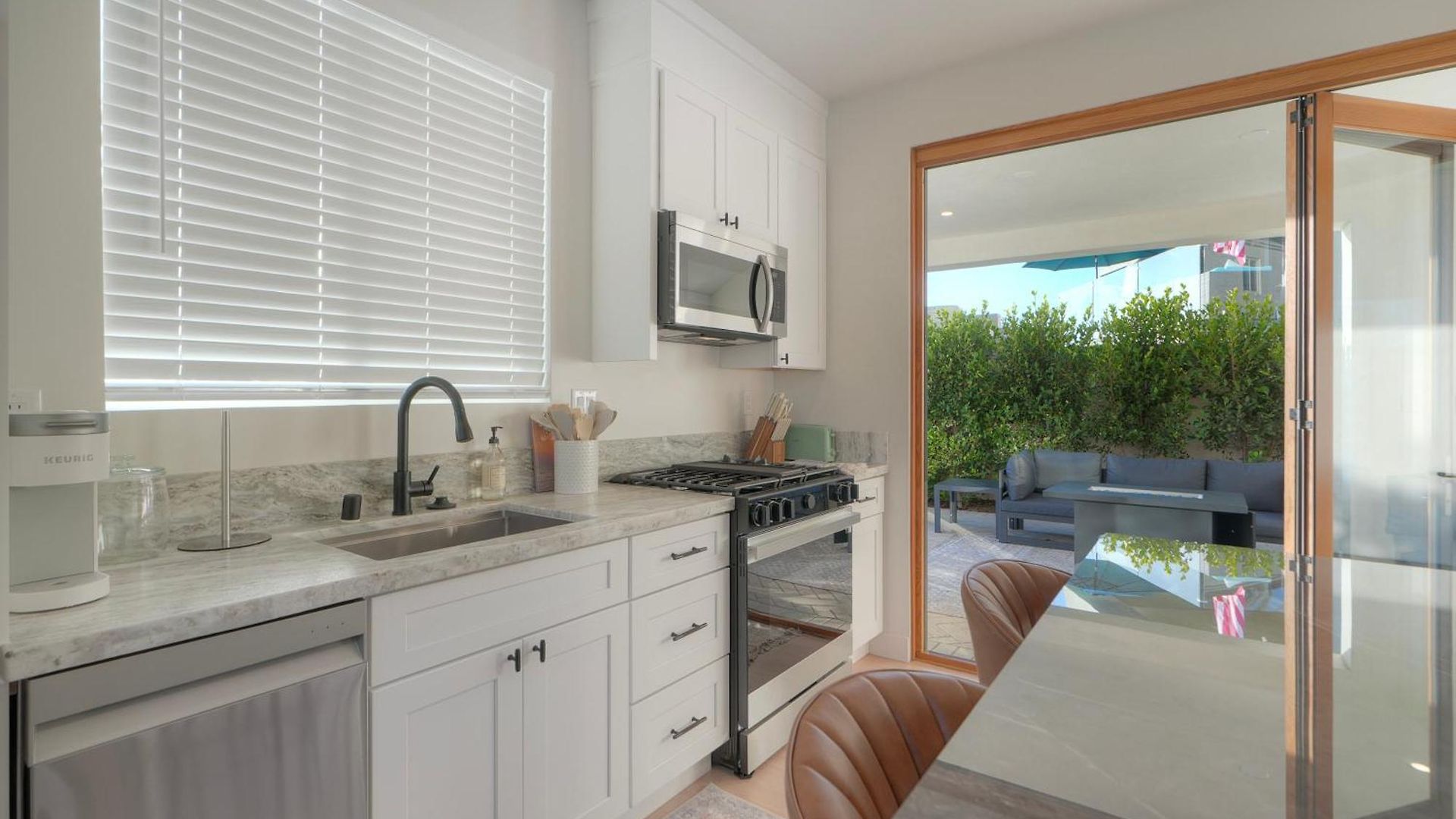 Luxury Retreat | Across The Street From | Firepit, Bbq, Ping Pong, Cornhole & *