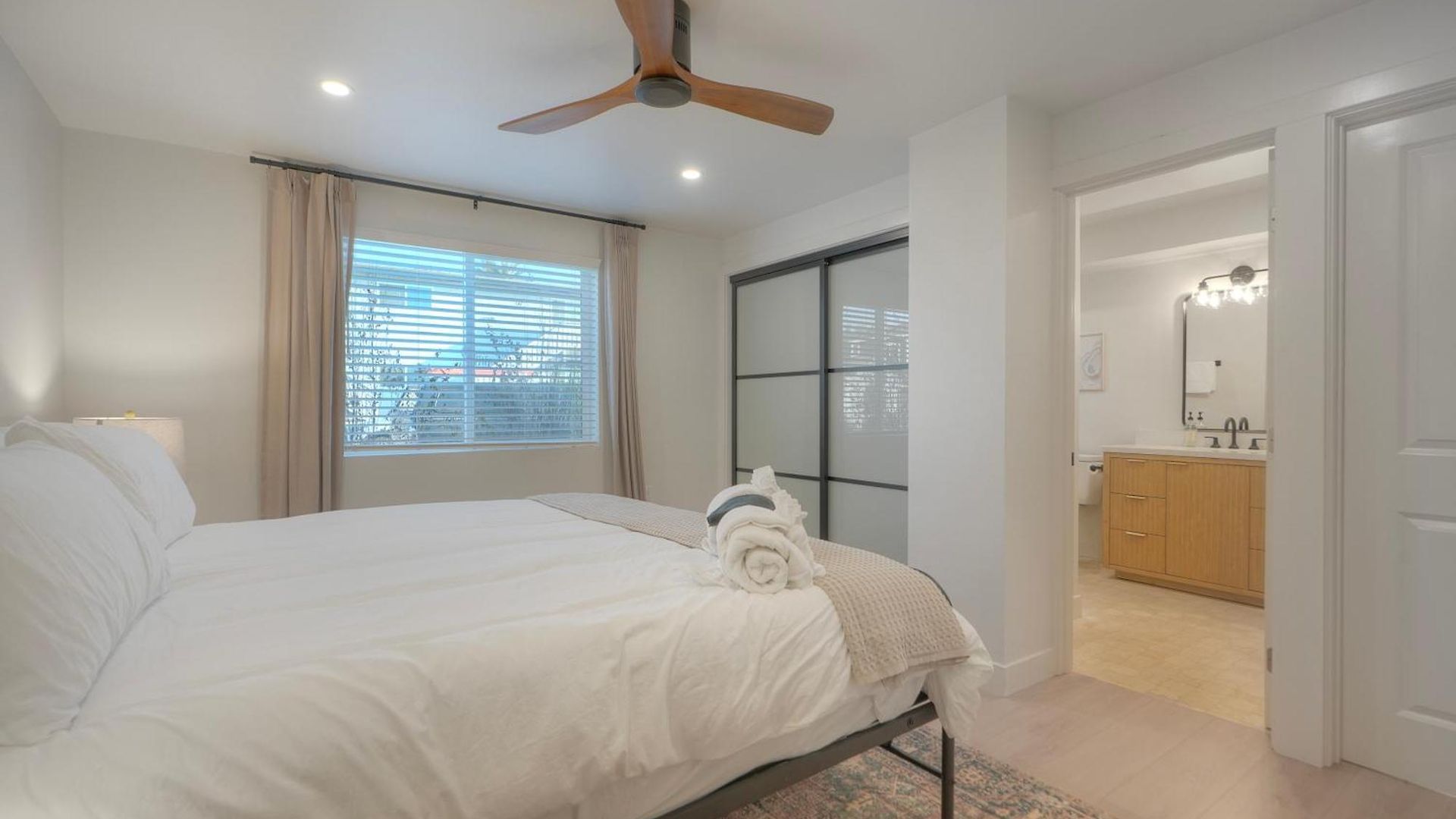 Apartment Luxury Retreat | Across The Street From | Firepit, Bbq, Ping Pong, Cornhole & Carlsbad