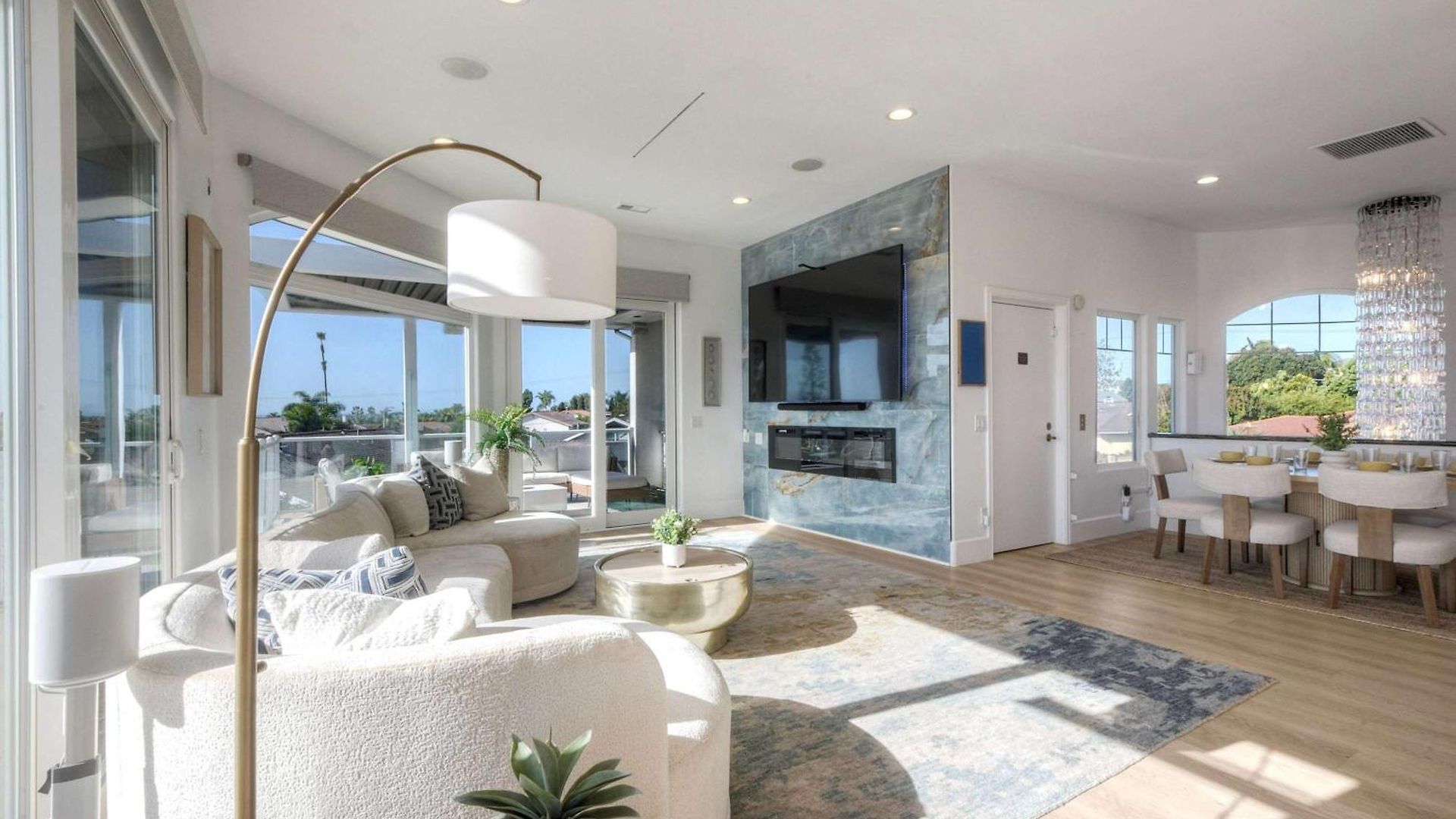 Aqua Vista For 10 Holiday home *