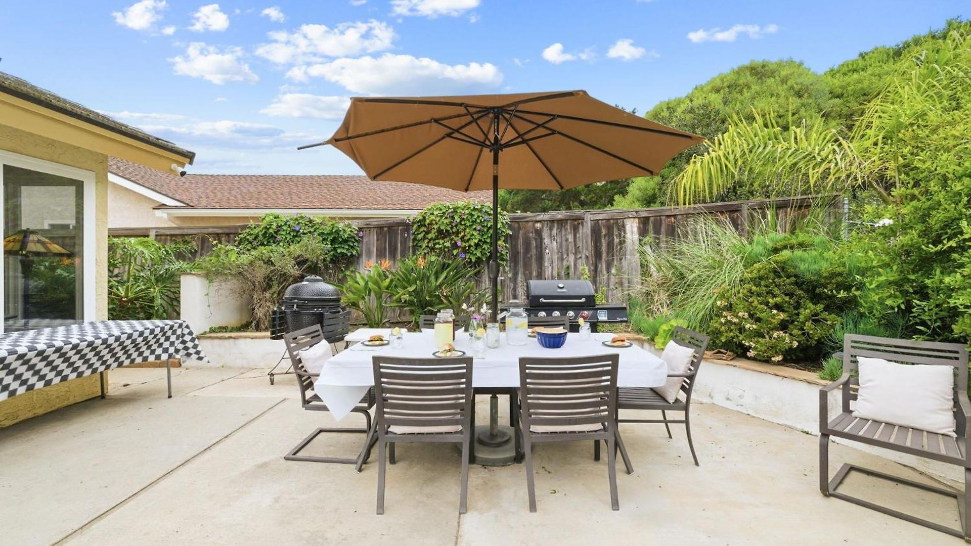 Pool Retreat With Hot Tub And Patio *
