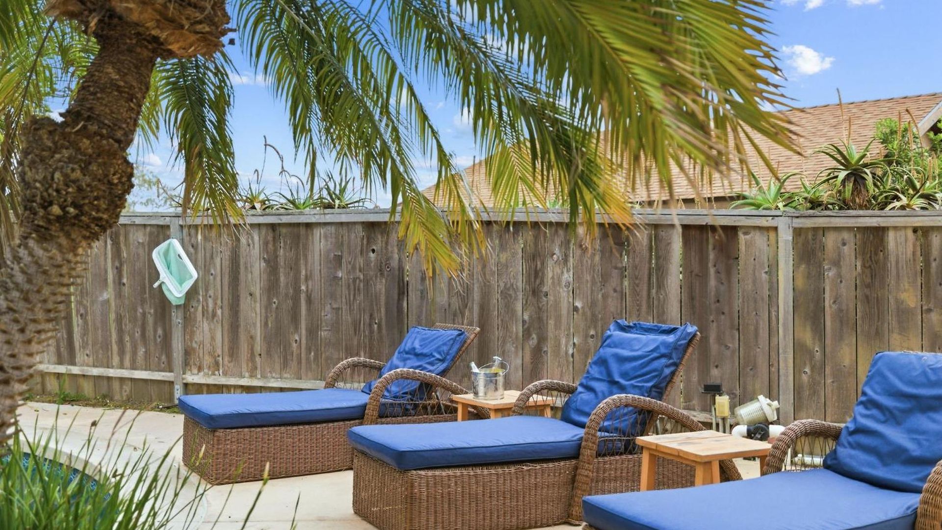 Pool Retreat With Hot Tub And Patio *