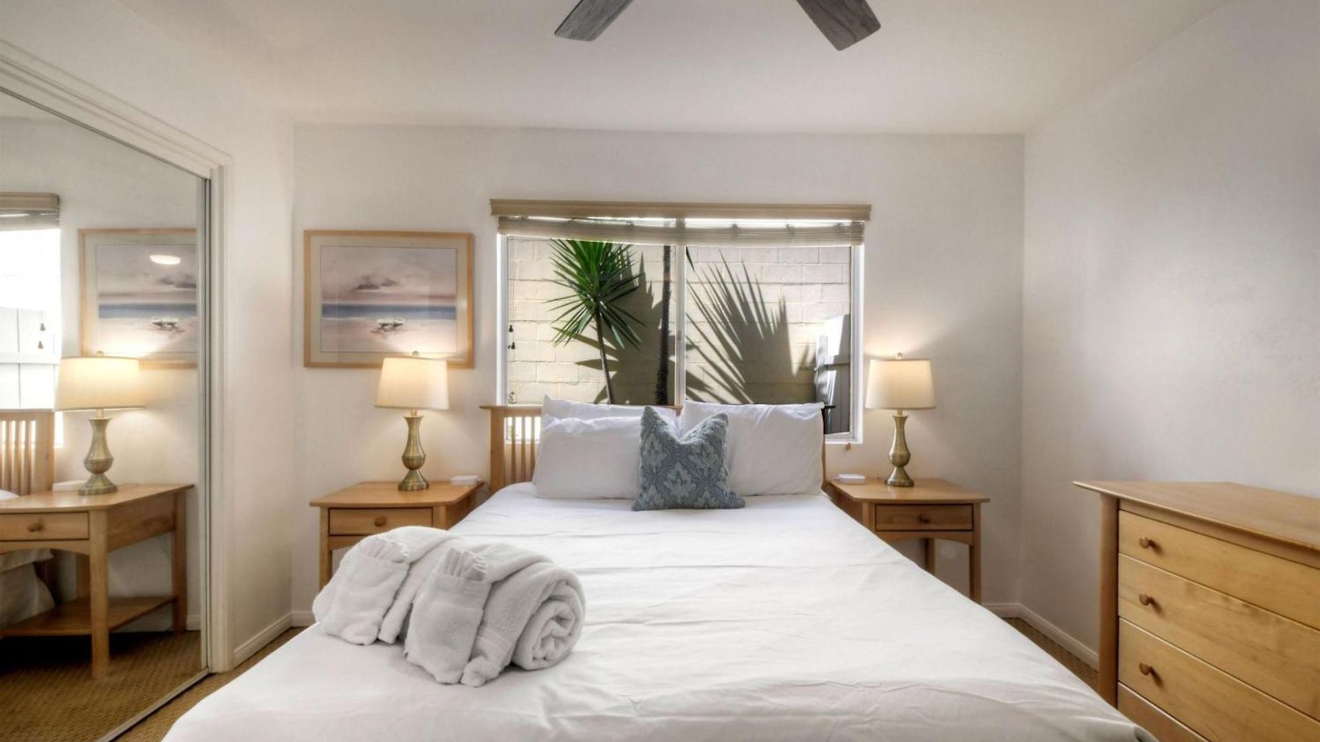 Apartment 90 Walk Score, Private Patio, Steps To & Dining, Parking