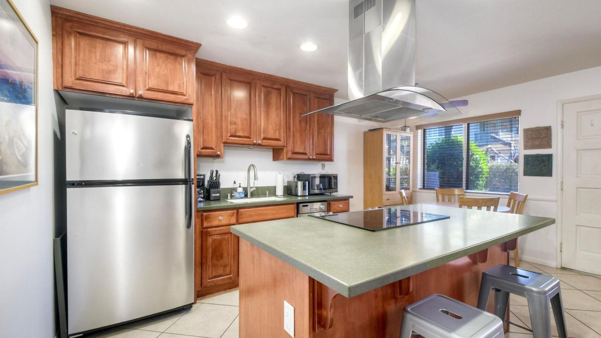 90 Walk Score, Private Patio, Steps To & Dining, Parking Carlsbad