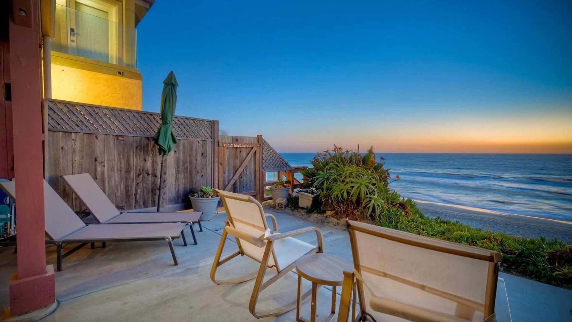 Apartment Oceanfront Condo, Private Patio, Access, Sunset Views *