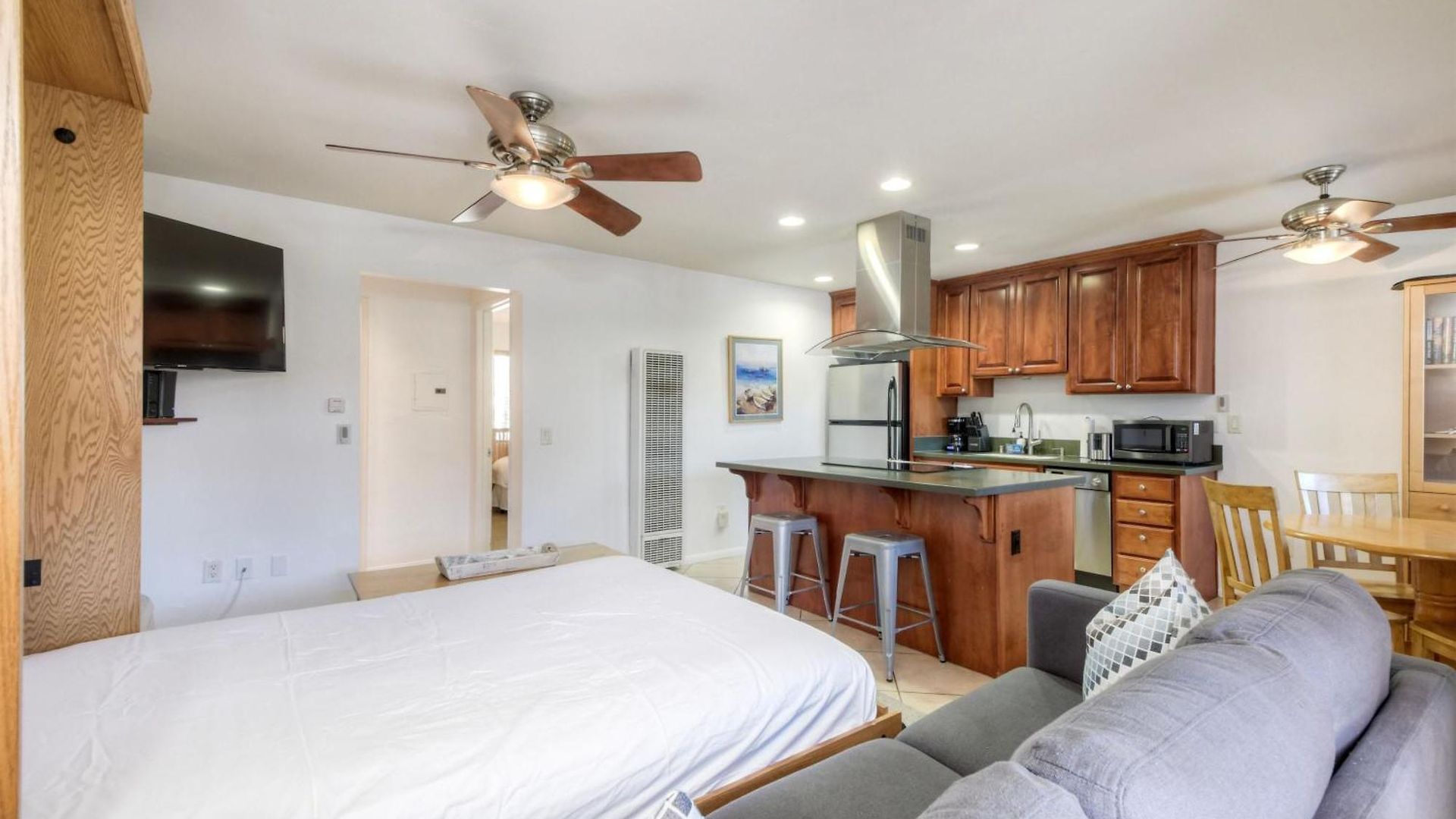 90 Walk Score, Private Patio, Steps To & Dining, Parking * Carlsbad