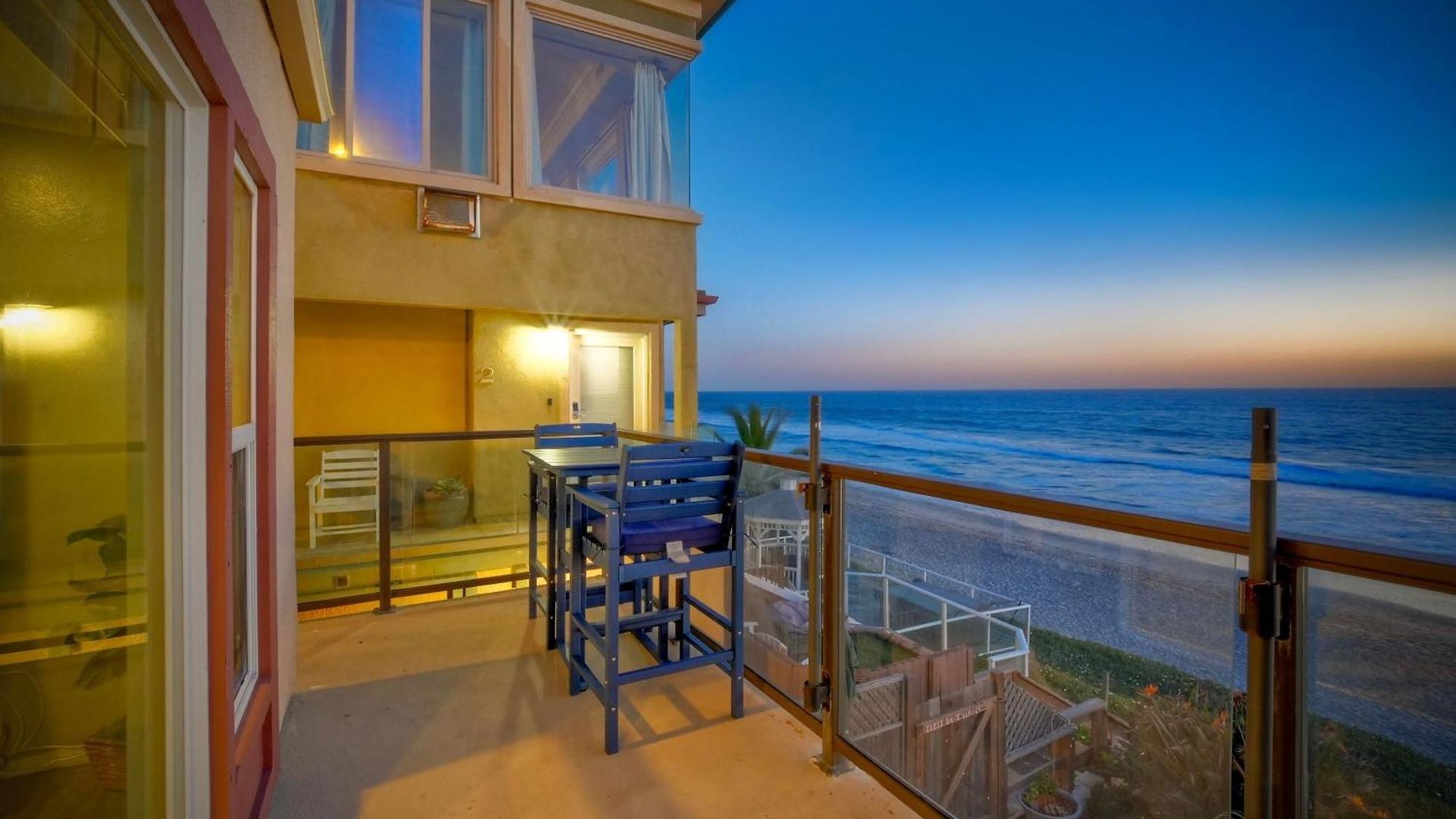 Oceanfront Apartment, Private Balcony, Access, Sunset Views *