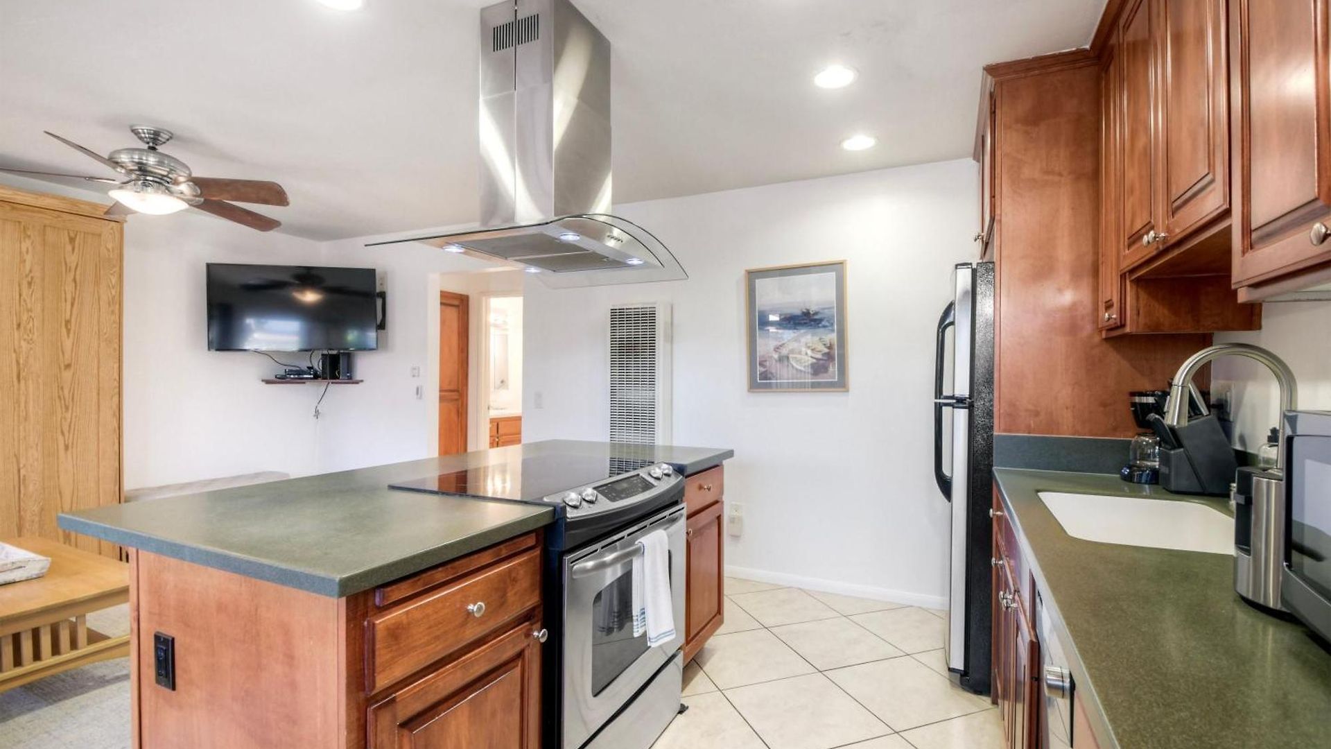 90 Walk Score, Private Patio, Steps To & Dining, Parking * Carlsbad