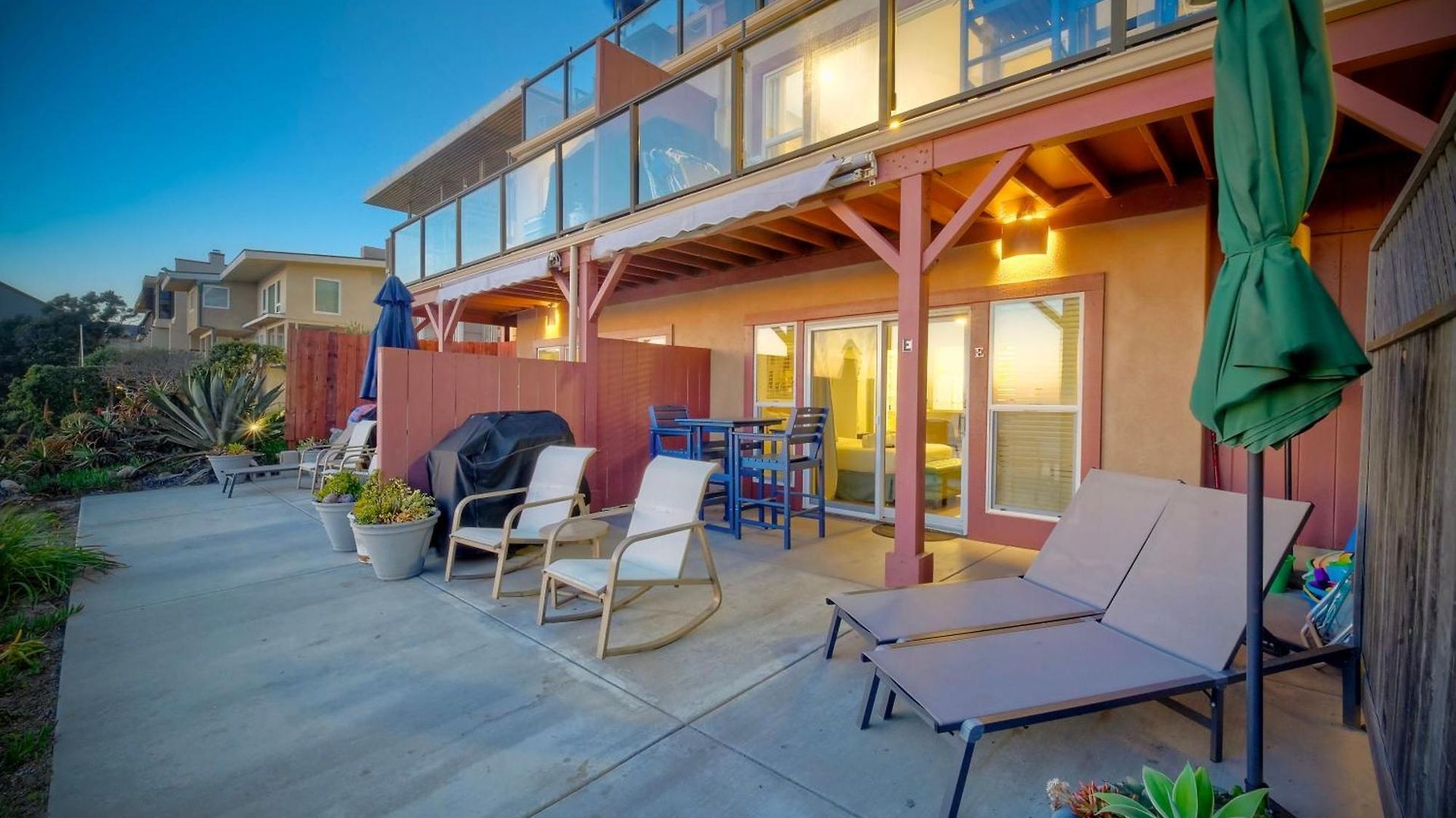 Apartment Oceanfront Condo, Private Patio, Access, Sunset Views *