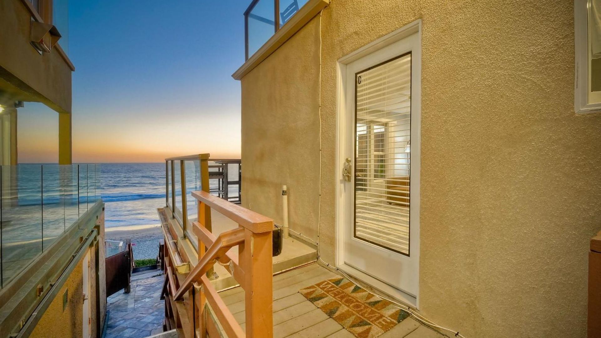 Oceanfront Apartment, Private Balcony, Access, Sunset Views Apartment *