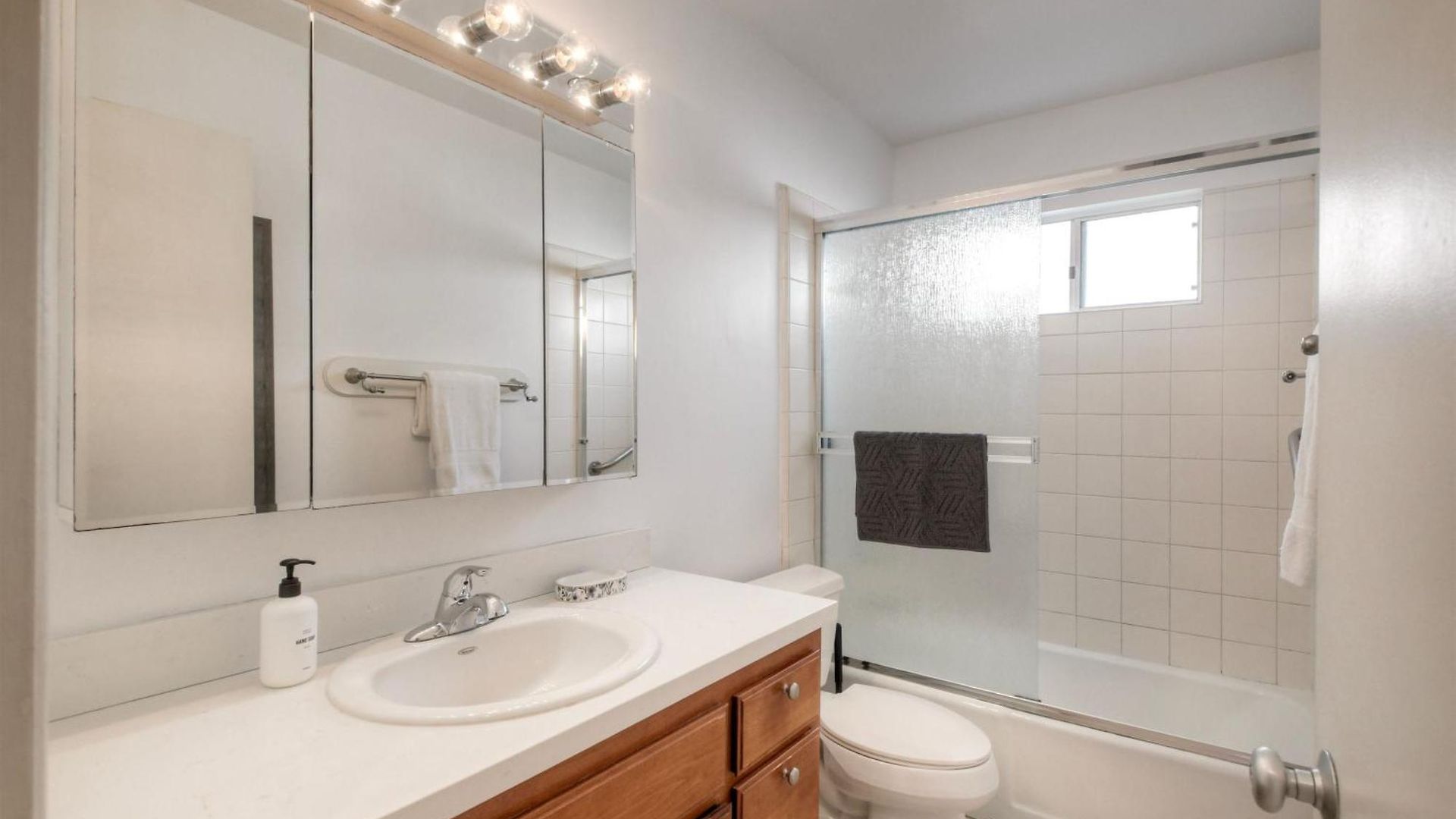 Apartment 90 Walk Score, Private Patio, Steps To & Dining, Parking