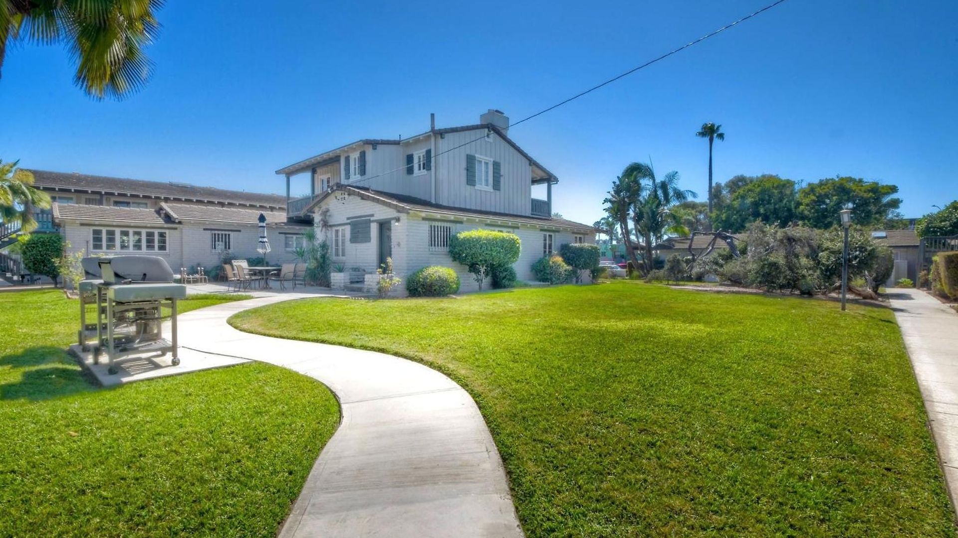90 Walk Score, Private Patio, Steps To & Dining, Parking Apartment *