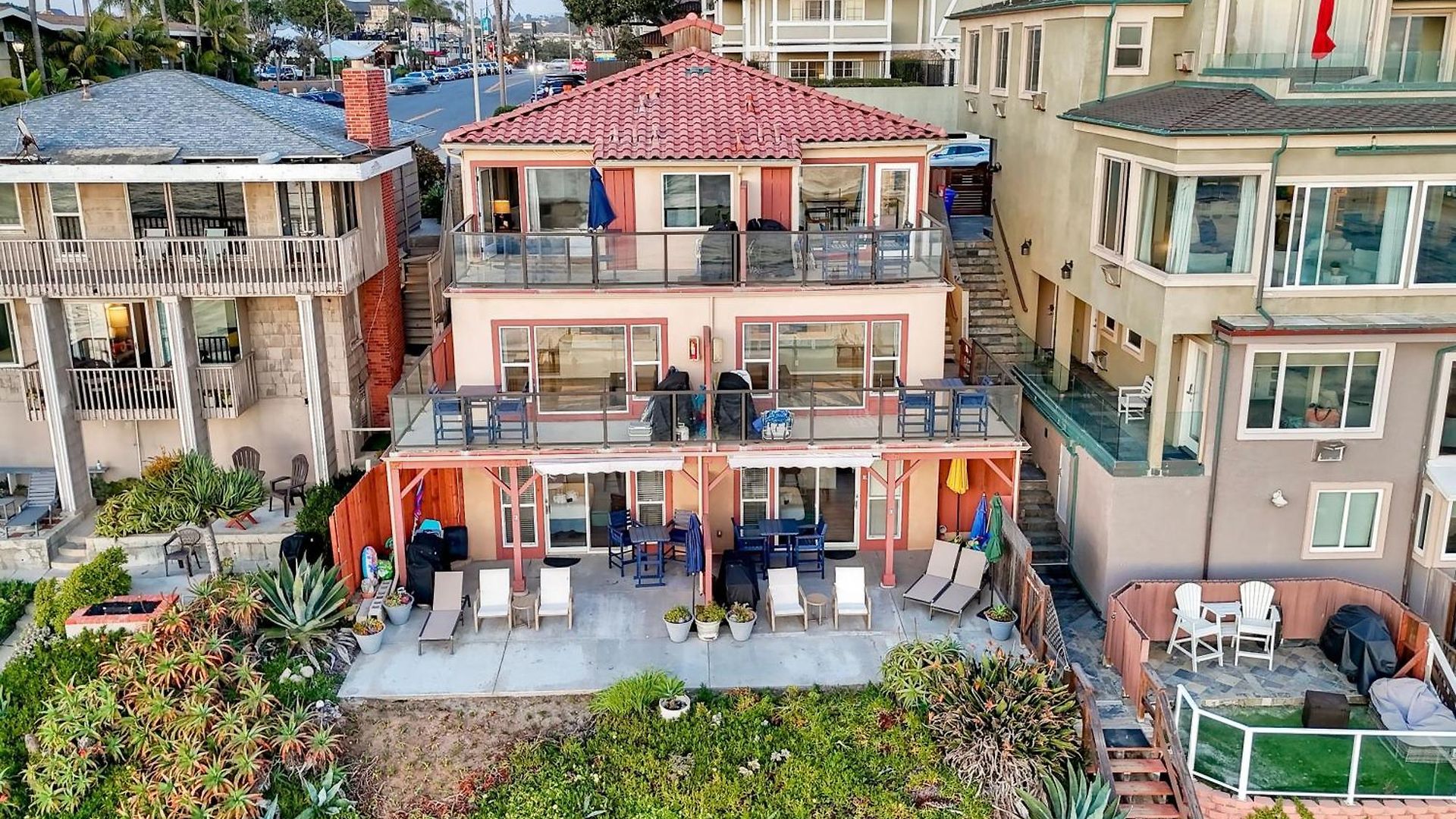 Oceanfront Condo, Private Balcony, Access, Bbq Apartment