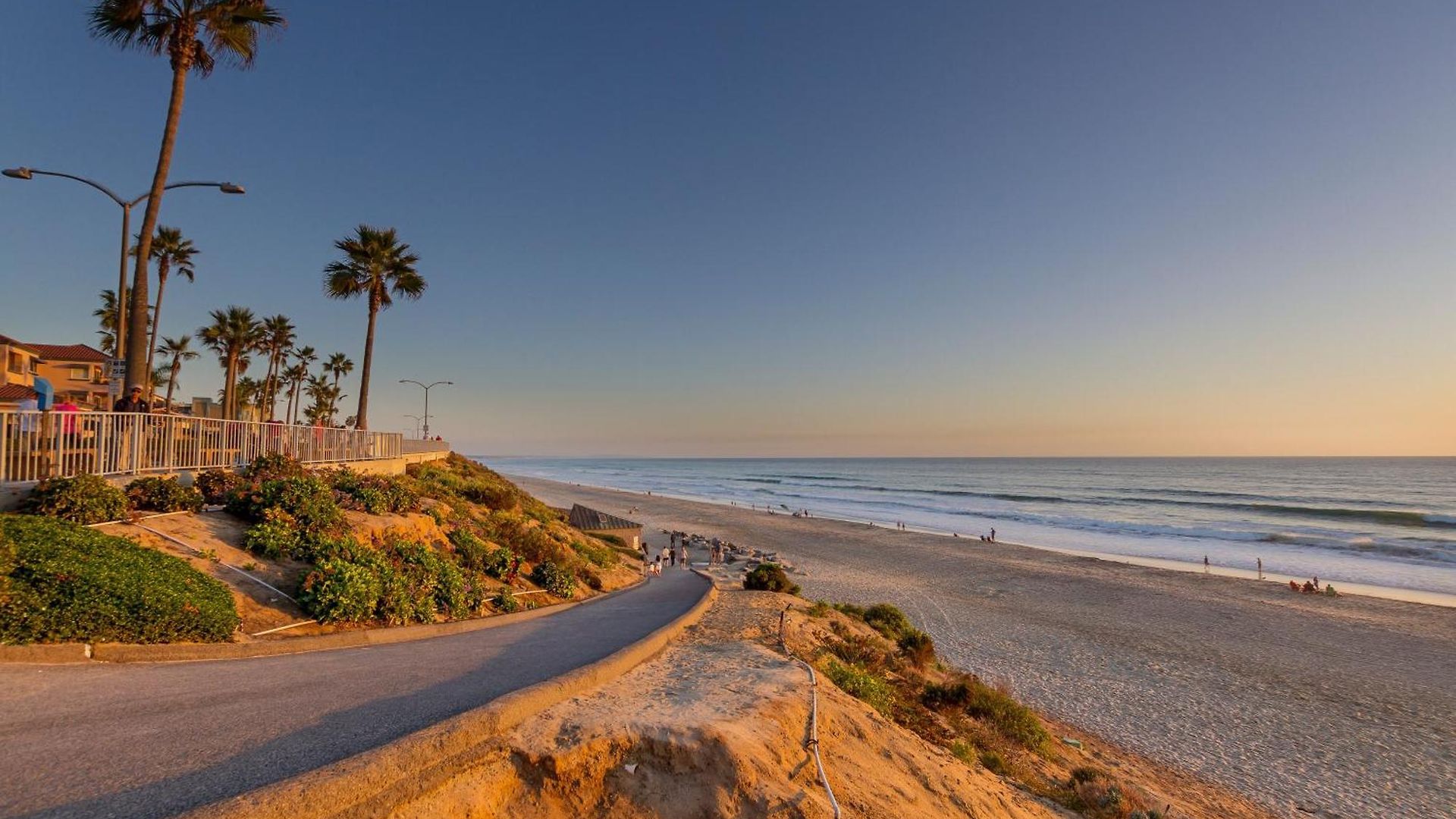 90 Walk Score, Private Patio, Steps To & Dining, Parking Carlsbad