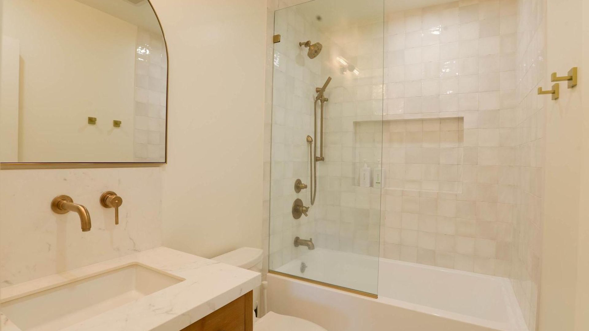 Elegant 2br With Outdoor Space