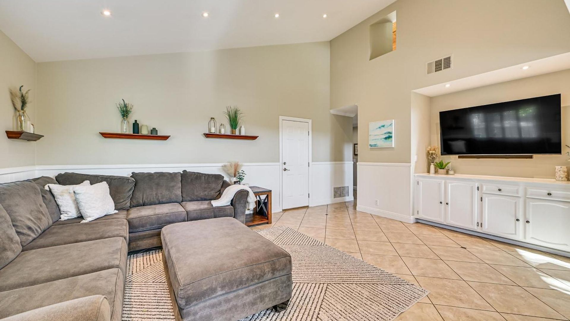 Walk To Lagoon! Luxe Coastal Escape W/ Pool Table Holiday home *