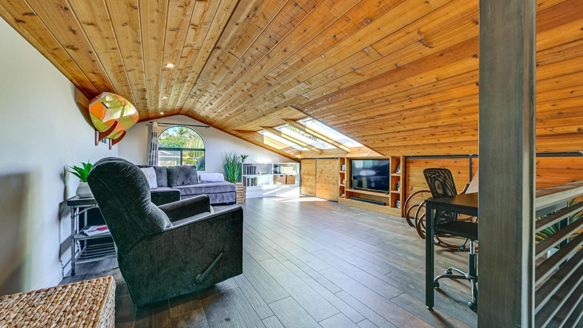 Walk To Lagoon! Luxe Coastal Escape W/ Pool Table Holiday home *