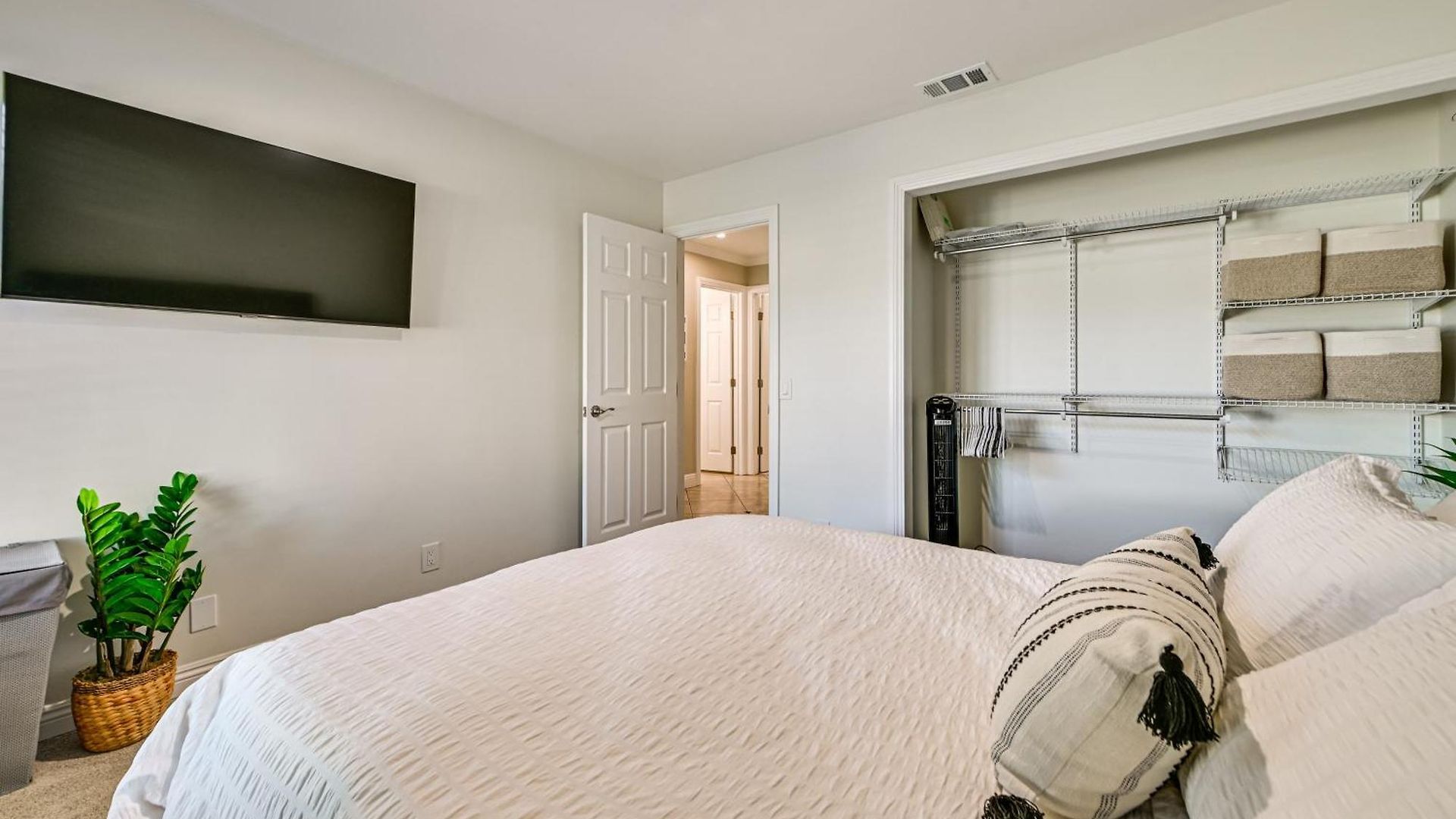 Holiday home Walk To Lagoon! Luxe Coastal Escape W/ Pool Table *