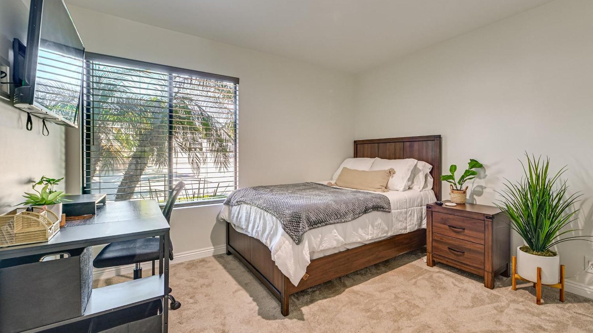 Walk To Lagoon! Luxe Coastal Escape W/ Pool Table