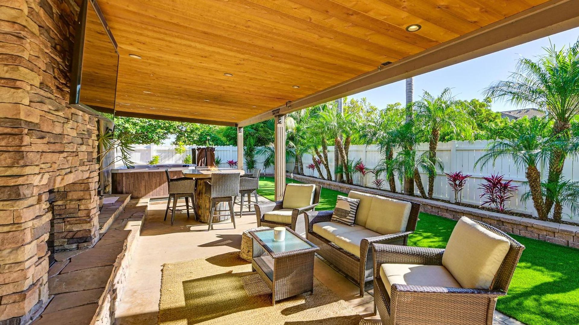 Walk To Lagoon! Luxe Coastal Escape W/ Pool Table Holiday home *