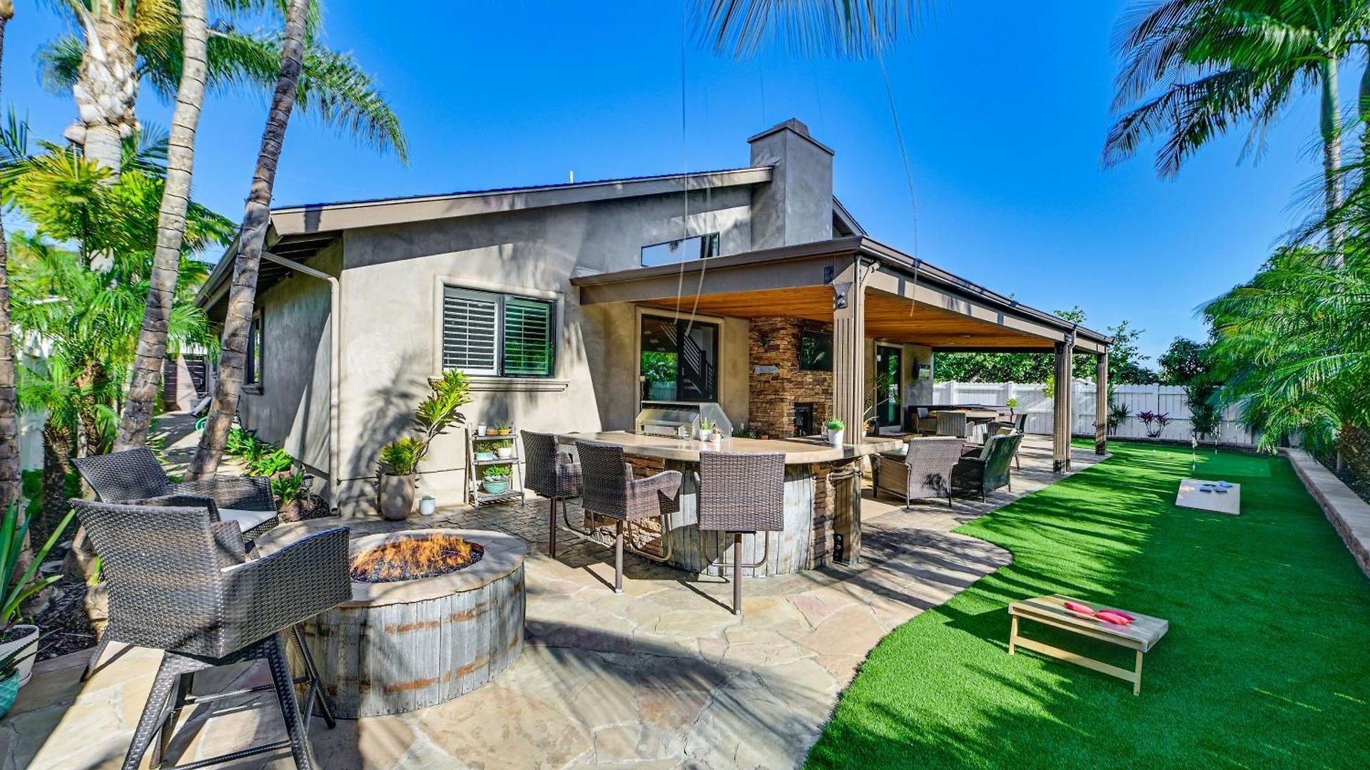 Walk To Lagoon! Luxe Coastal Escape W/ Pool Table Holiday home