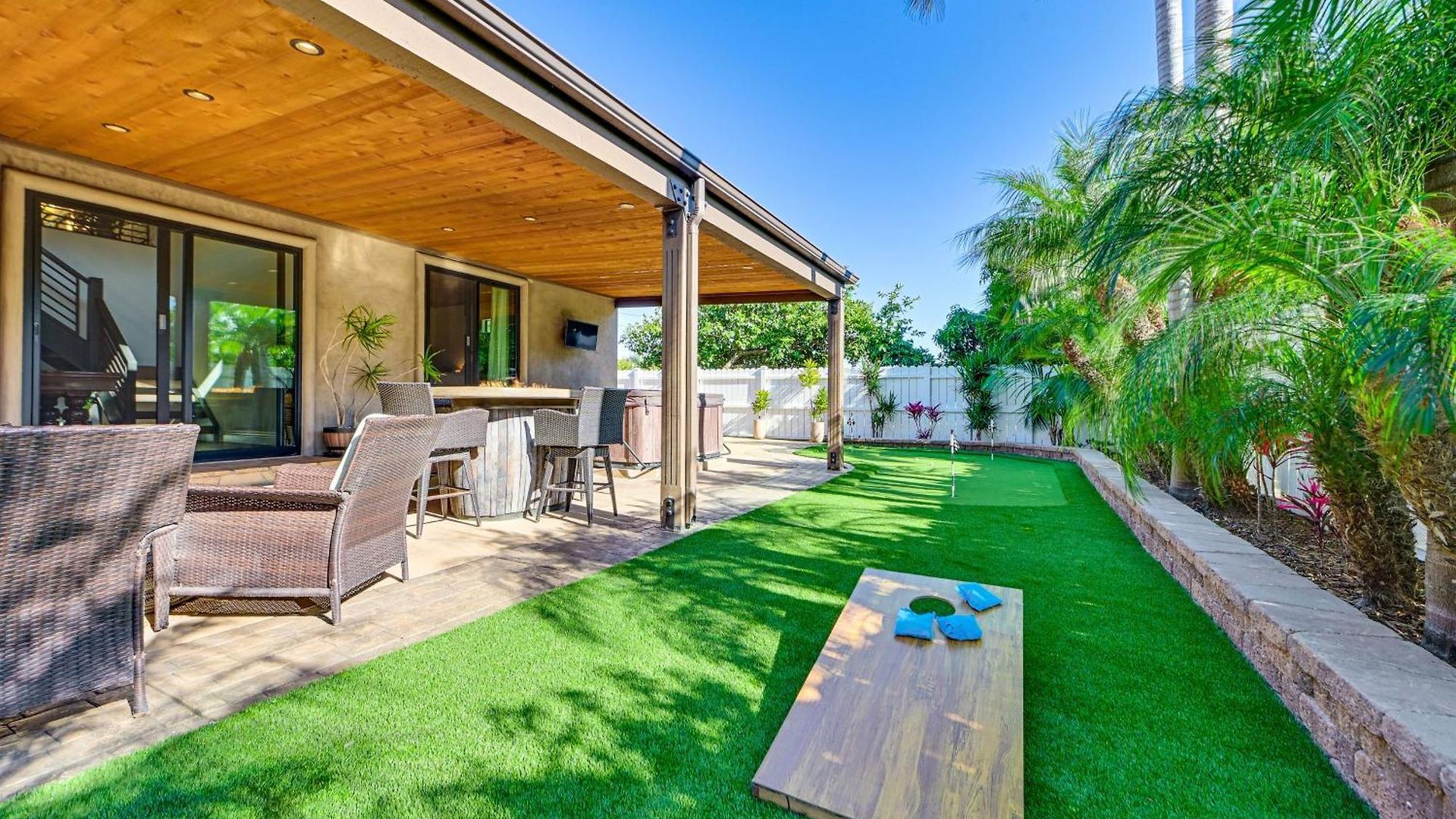 Walk To Lagoon! Luxe Coastal Escape W/ Pool Table Holiday home